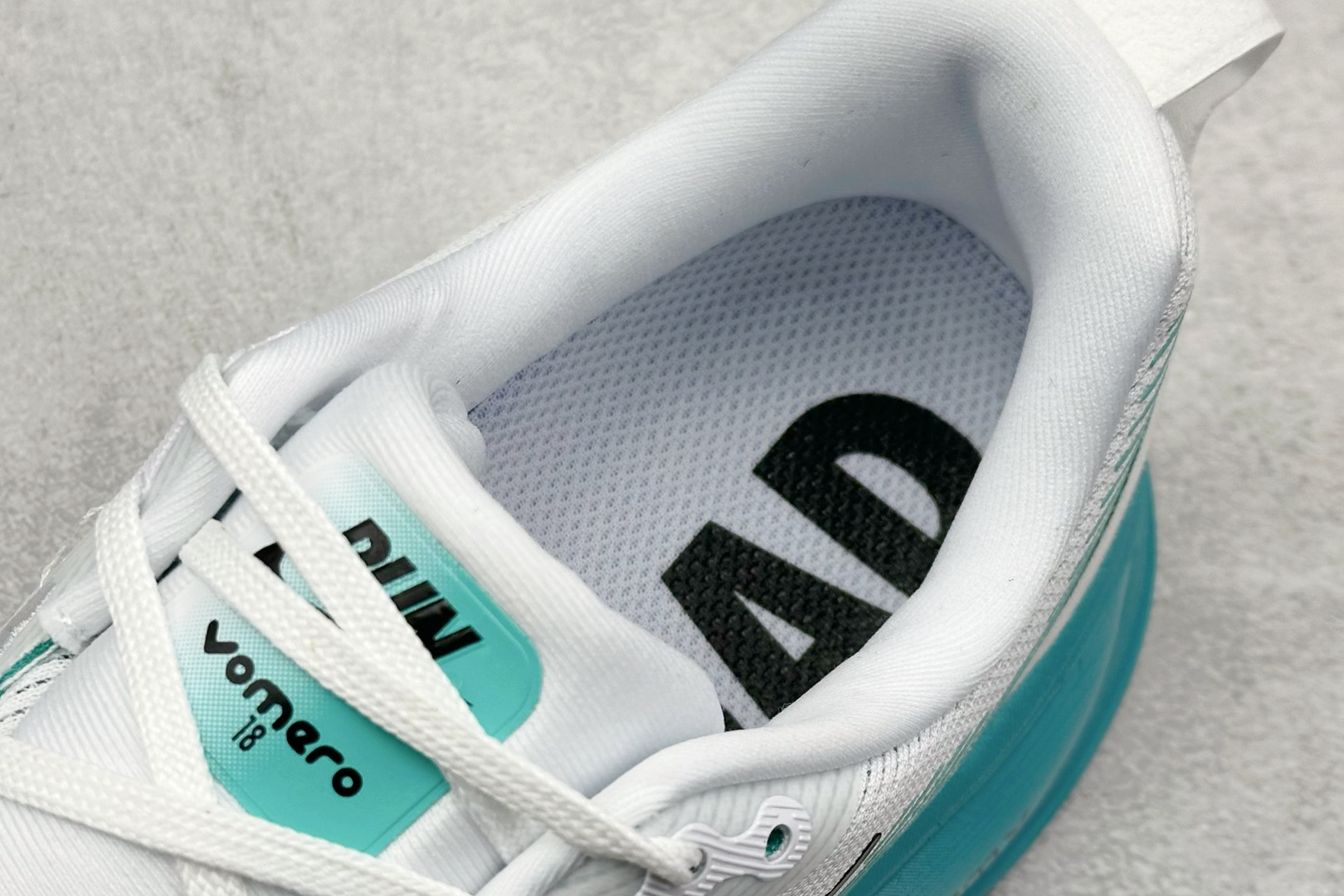 180 Nike Air Zoom Vomero 18  HM6804-688