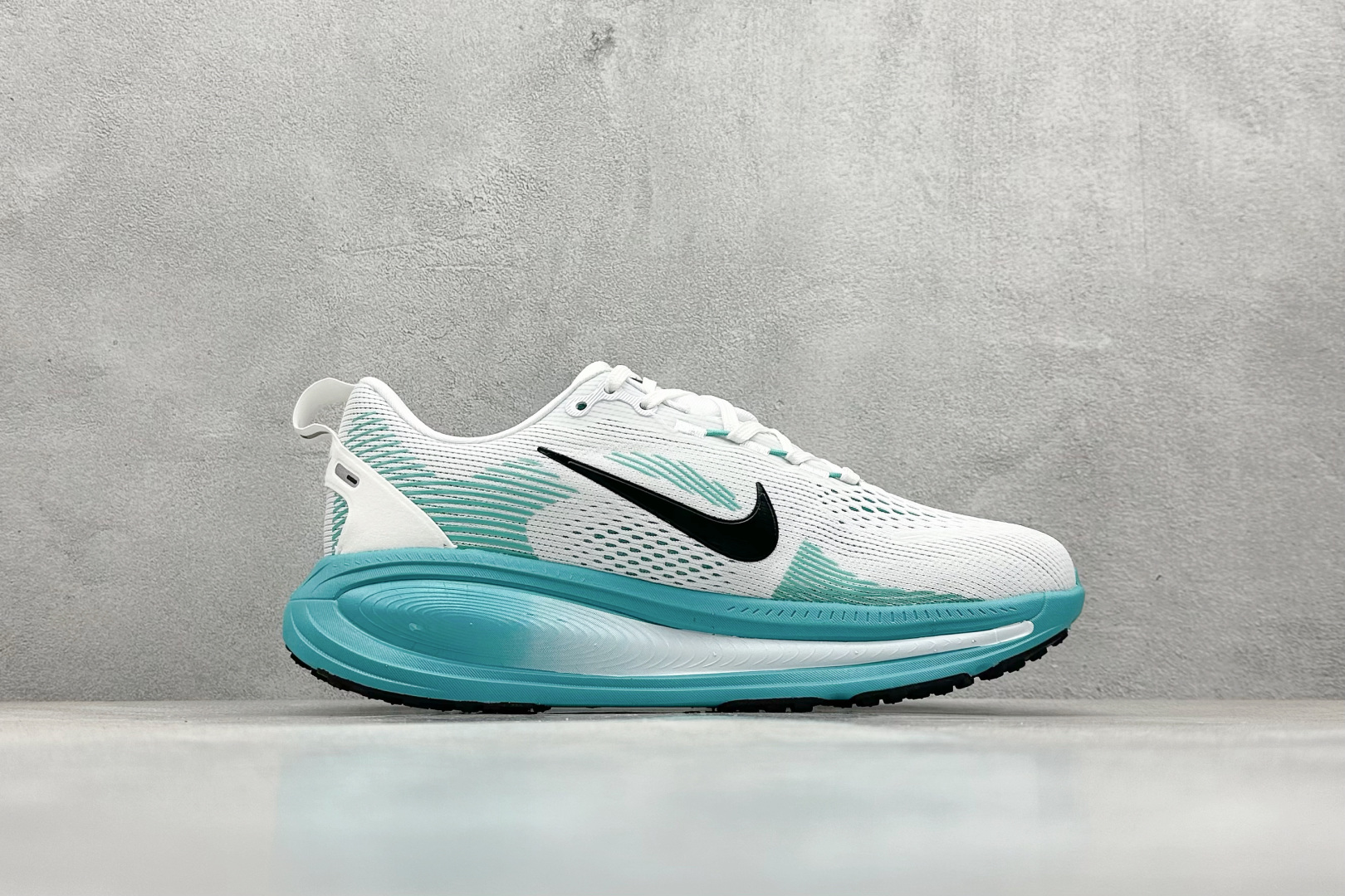 180 Nike Air Zoom Vomero 18  HM6804-688
