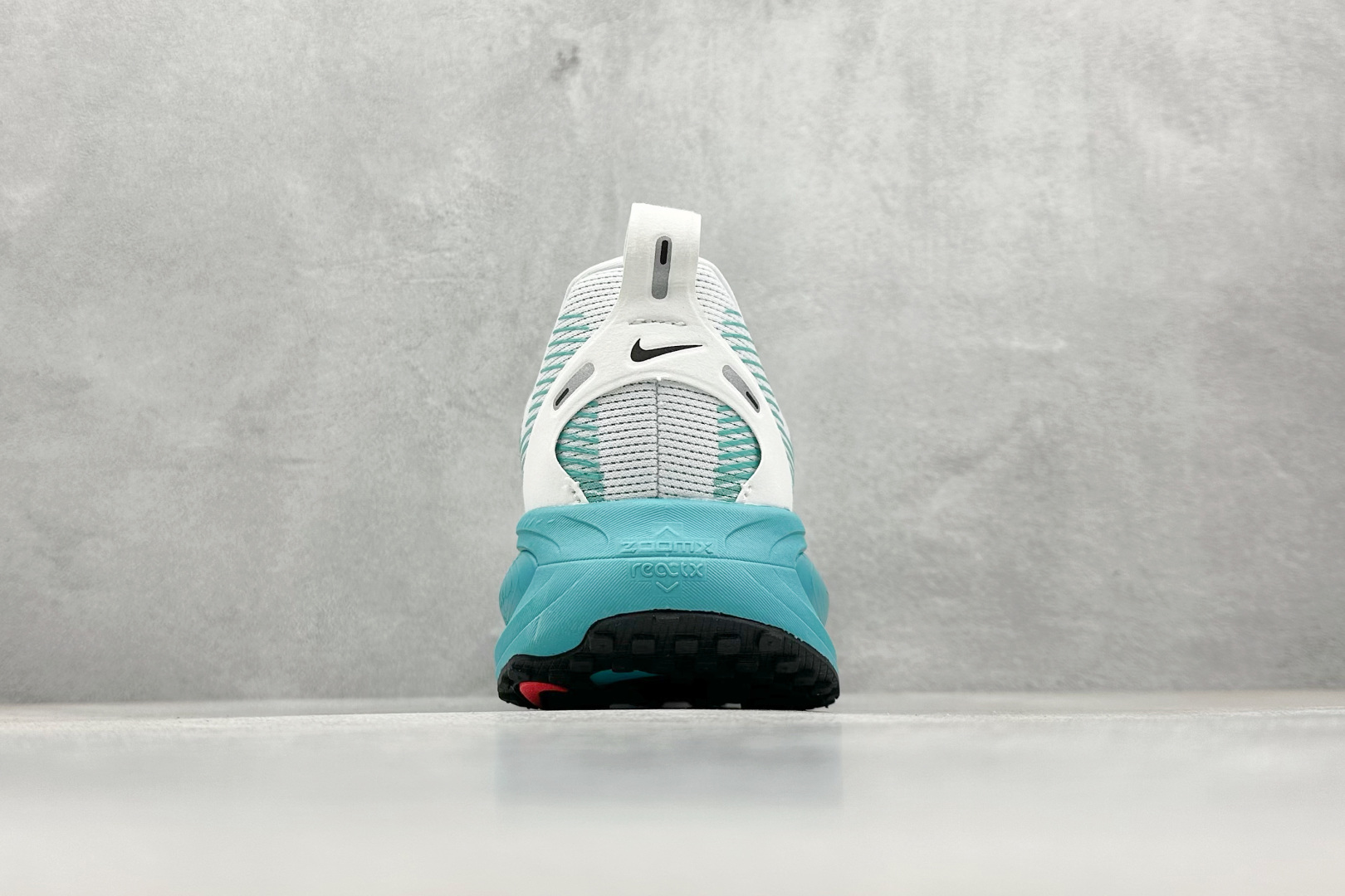 180 Nike Air Zoom Vomero 18  HM6804-688