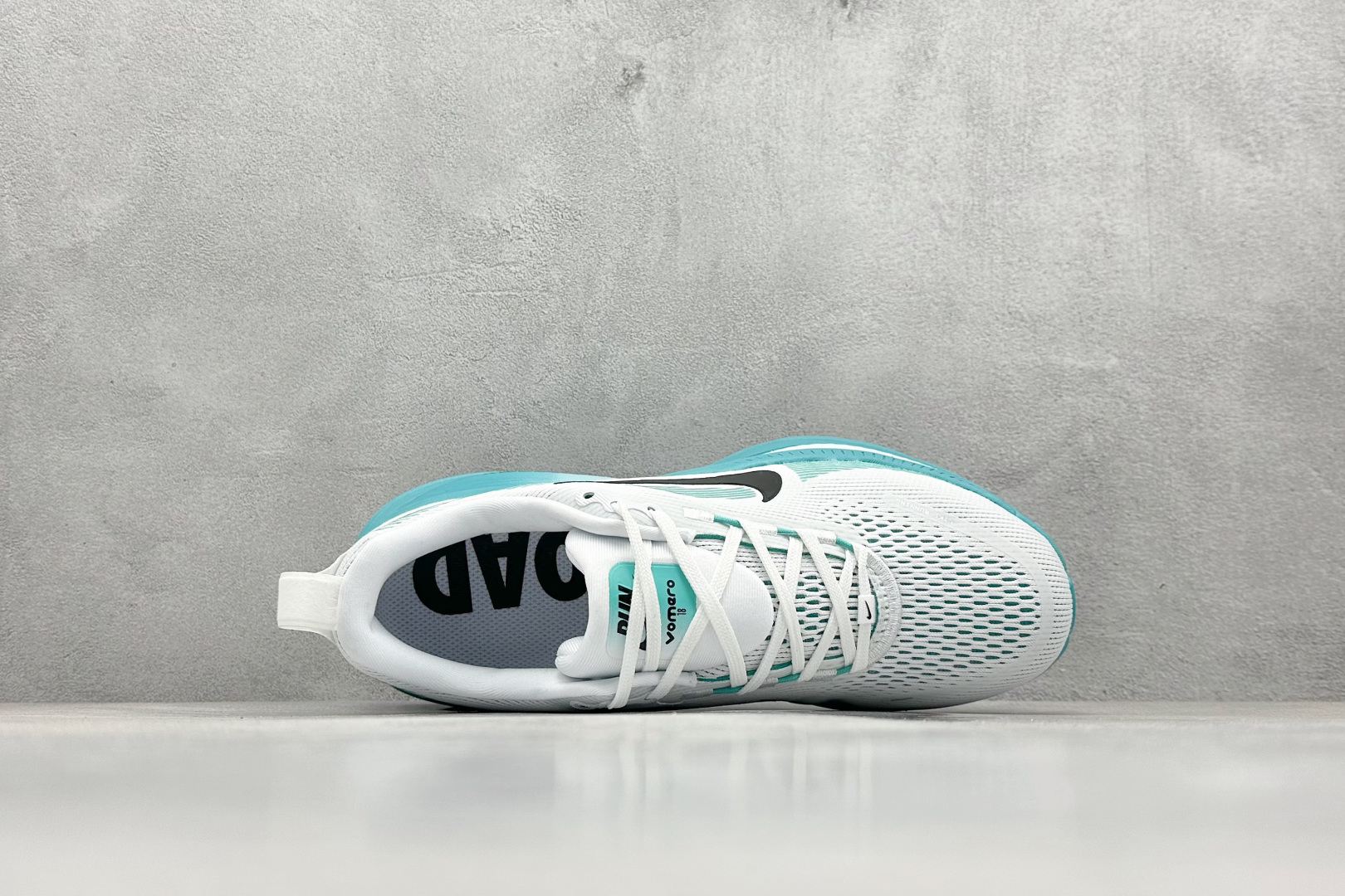 180 Nike Air Zoom Vomero 18  HM6804-688