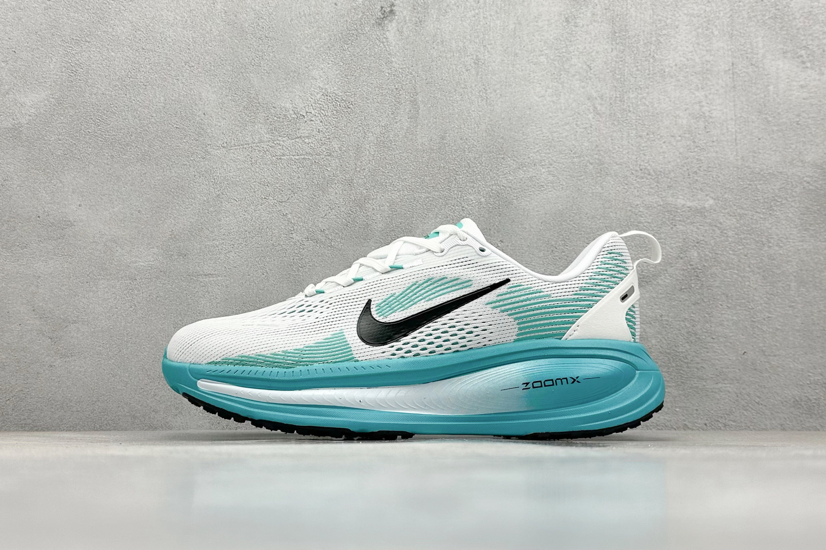 180 Nike Air Zoom Vomero 18  HM6804-688