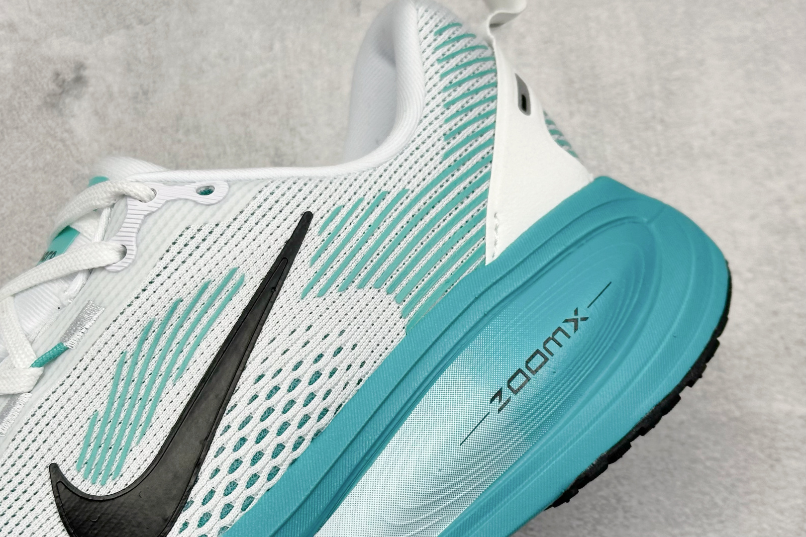 180 Nike Air Zoom Vomero 18  HM6804-688