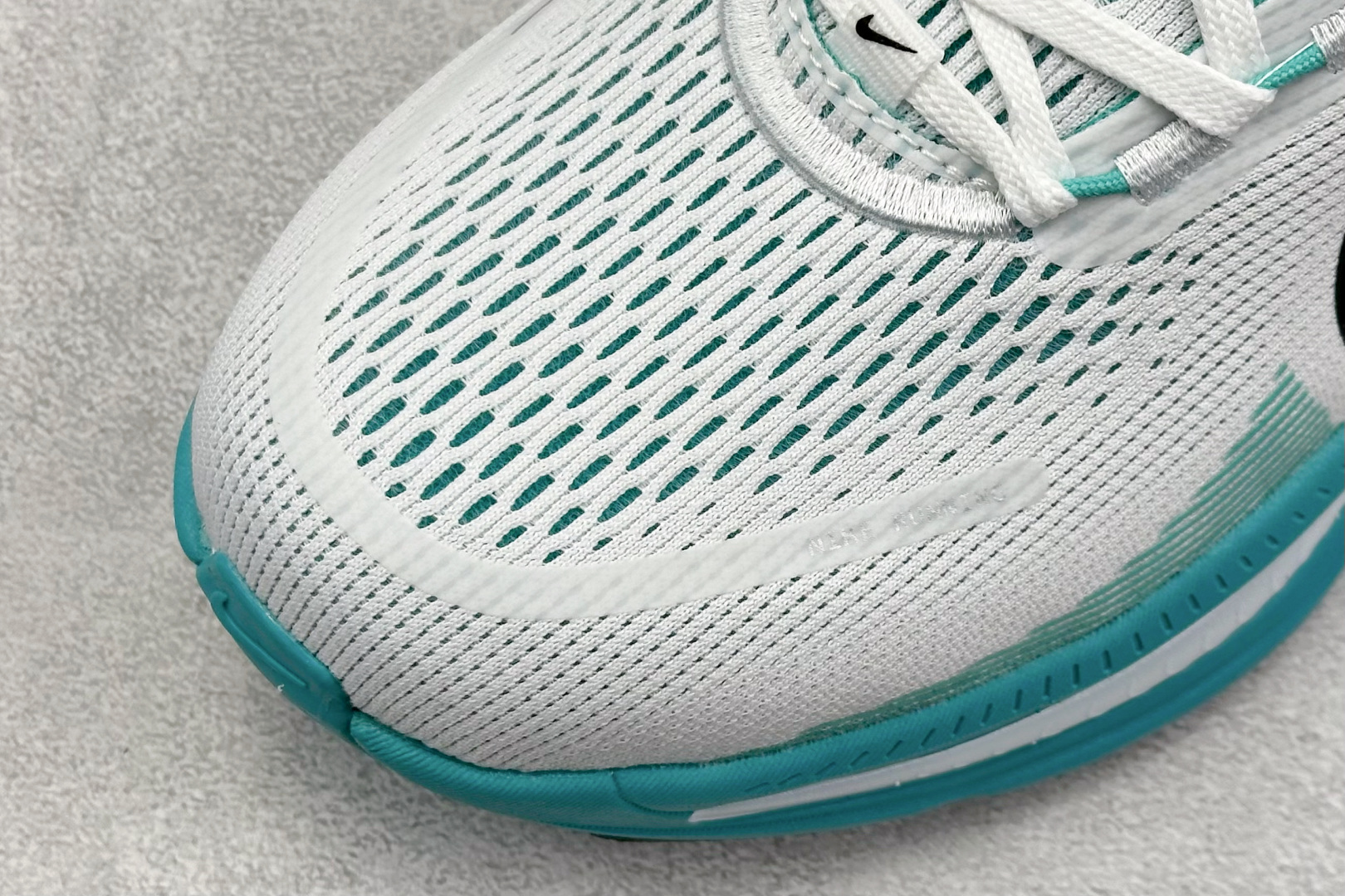 180 Nike Air Zoom Vomero 18  HM6804-688