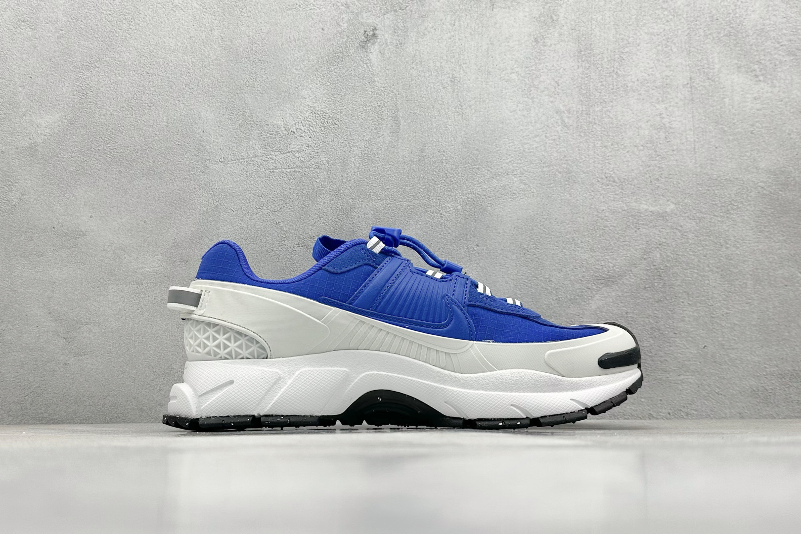 Nike Zoom Vomero Roam 马拉松复古跑五代休闲运动慢跑鞋  FV2295-400