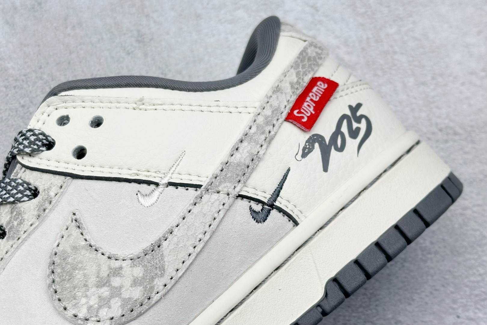 Nike SB Dunk Low x Supreme 蛇年限定 白灰小钩满天星  XS1086-019