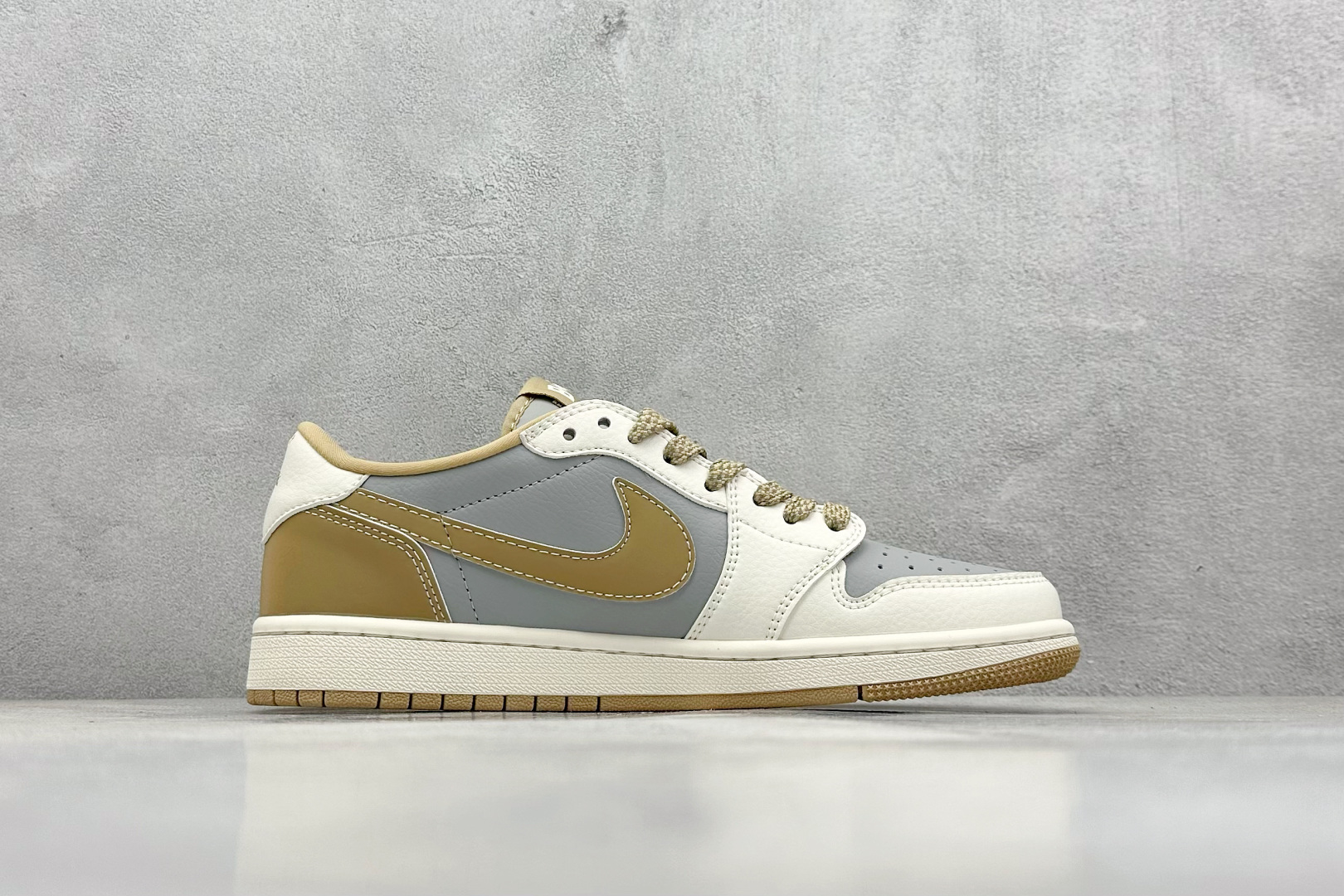 XC版 Travis Scott x Fragment Design x Air Jordan 1 Low OG SP AJ1 乔1 Bape联名 米灰卡其双拼 低帮文化休闲板鞋 BB6511-623