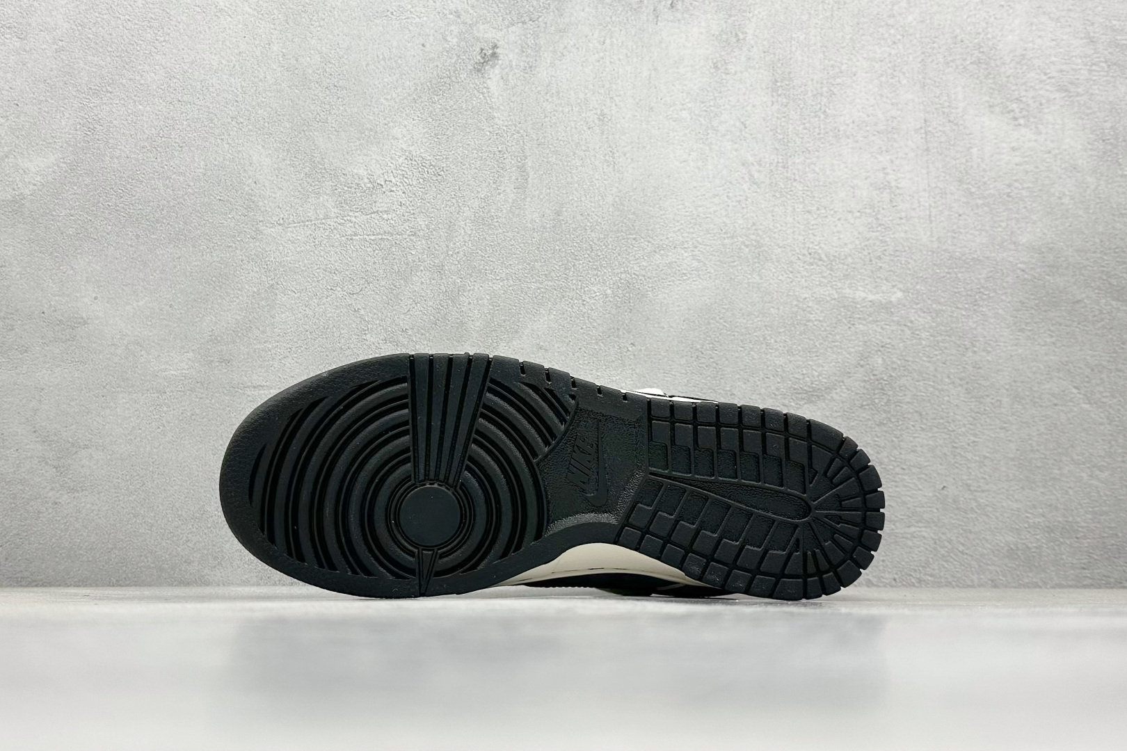 XC版 Nk SB Dunk Low 斯图西联名 米灰黑勾 低帮休闲板鞋  YX5066-208