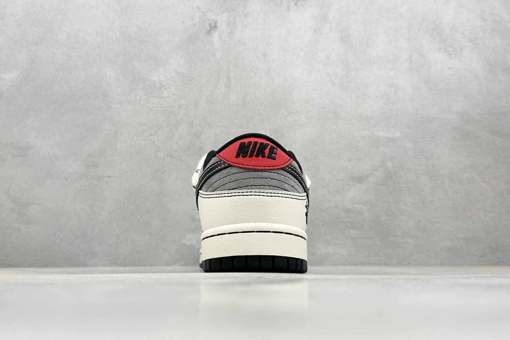 XC版 Nk SB Dunk Low 斯图西联名 米灰黑勾 低帮休闲板鞋  YX5066-208