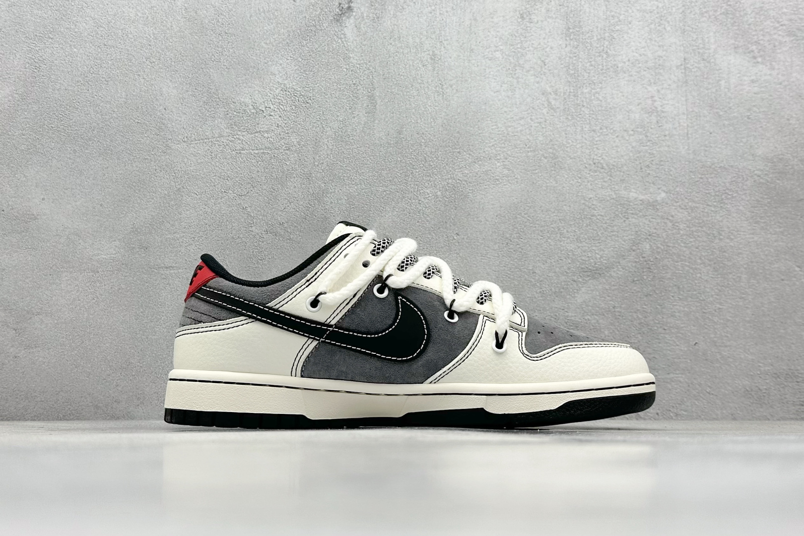 XC版 Nk SB Dunk Low 斯图西联名 米灰黑勾 低帮休闲板鞋  YX5066-208
