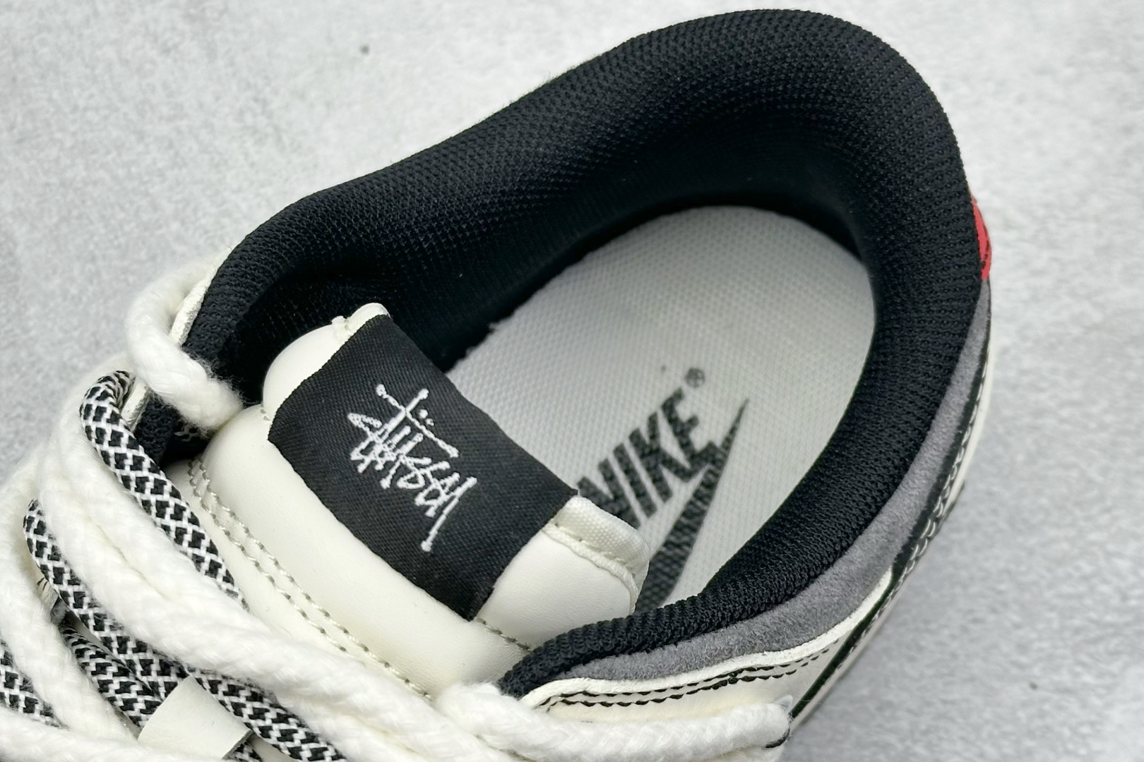 XC版 Nk SB Dunk Low 斯图西联名 米灰黑勾 低帮休闲板鞋  YX5066-208