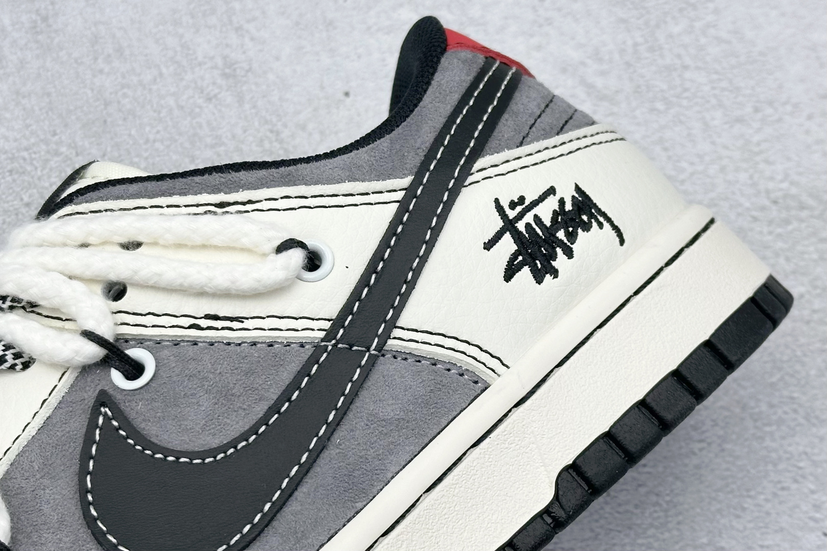 XC版 Nk SB Dunk Low 斯图西联名 米灰黑勾 低帮休闲板鞋  YX5066-208