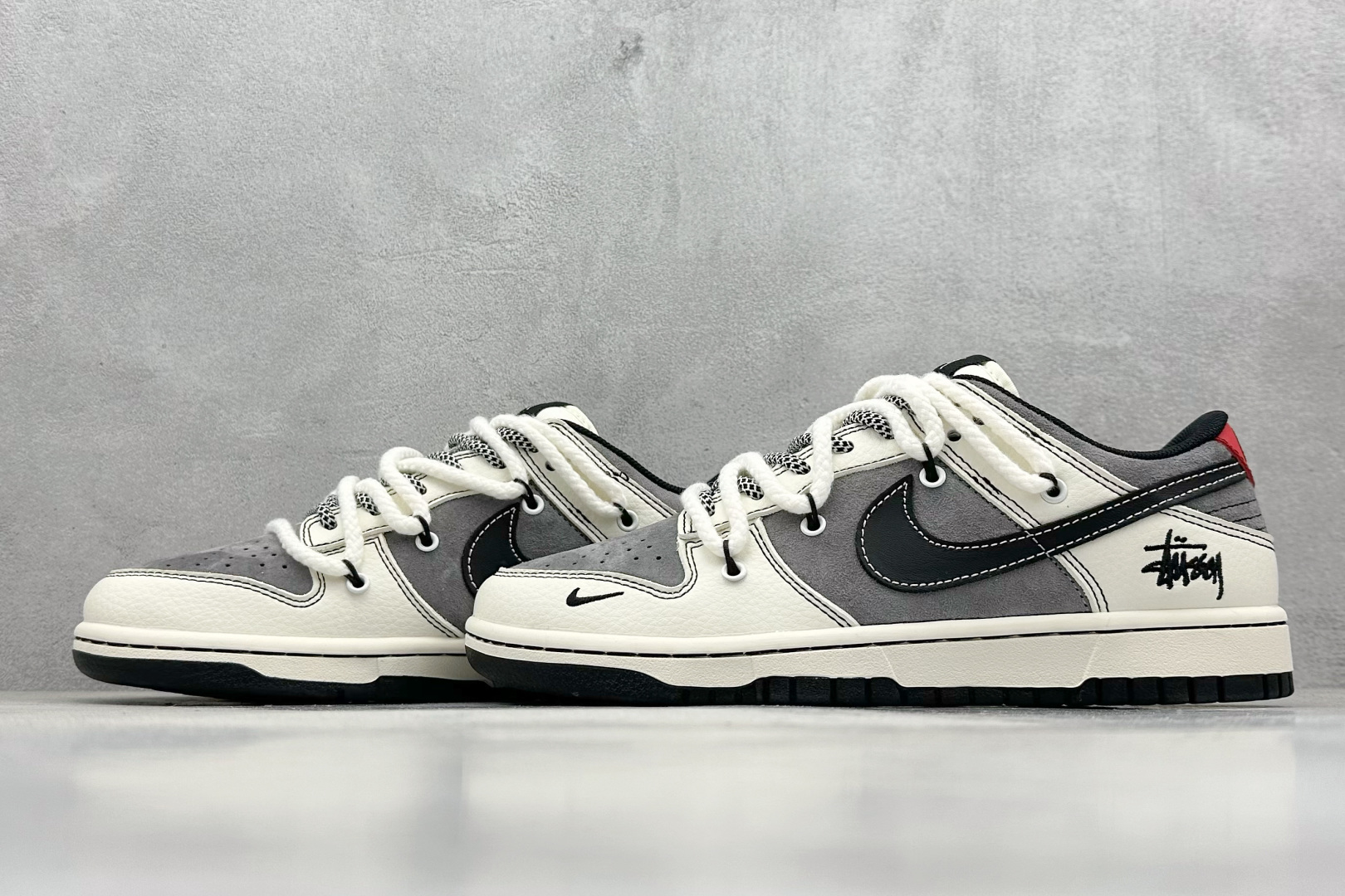 XC版 Nk SB Dunk Low 斯图西联名 米灰黑勾 低帮休闲板鞋  YX5066-208