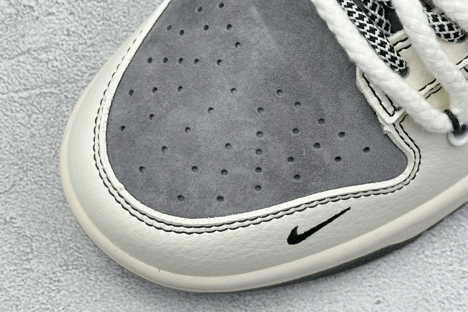XC版 Nk SB Dunk Low 斯图西联名 米灰黑勾 低帮休闲板鞋  YX5066-208