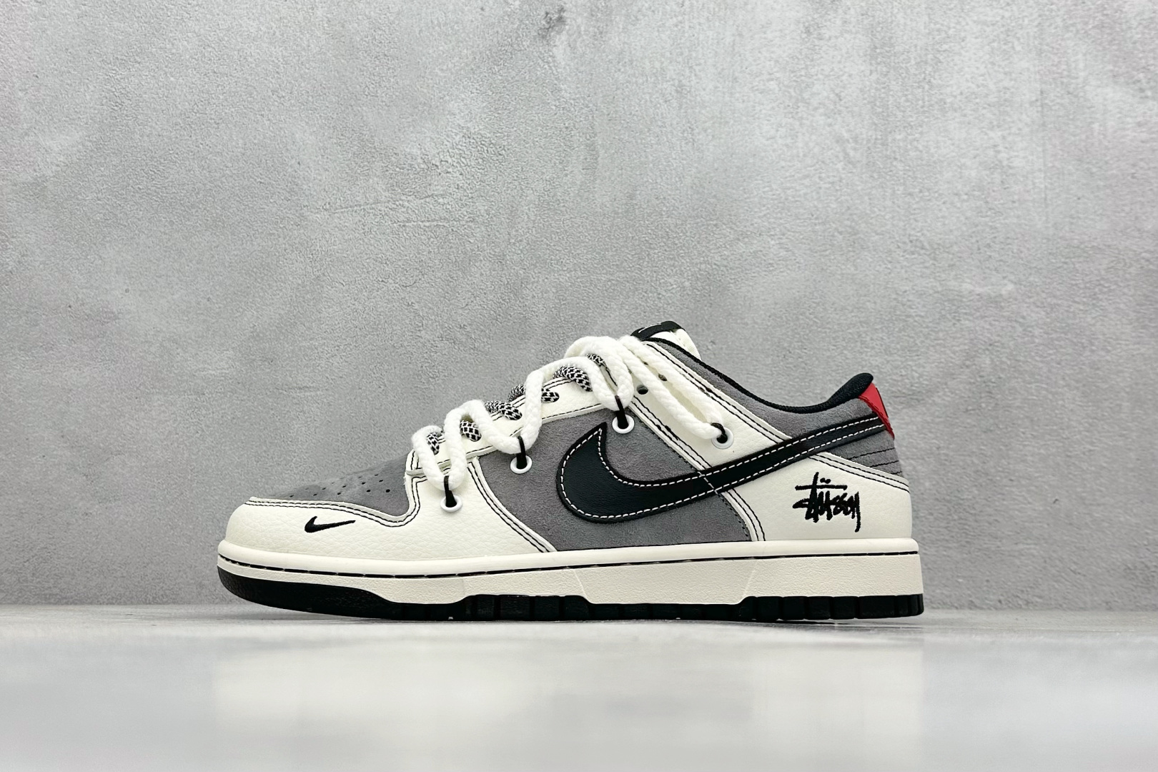 XC版 Nk SB Dunk Low 斯图西联名 米灰黑勾 低帮休闲板鞋  YX5066-208