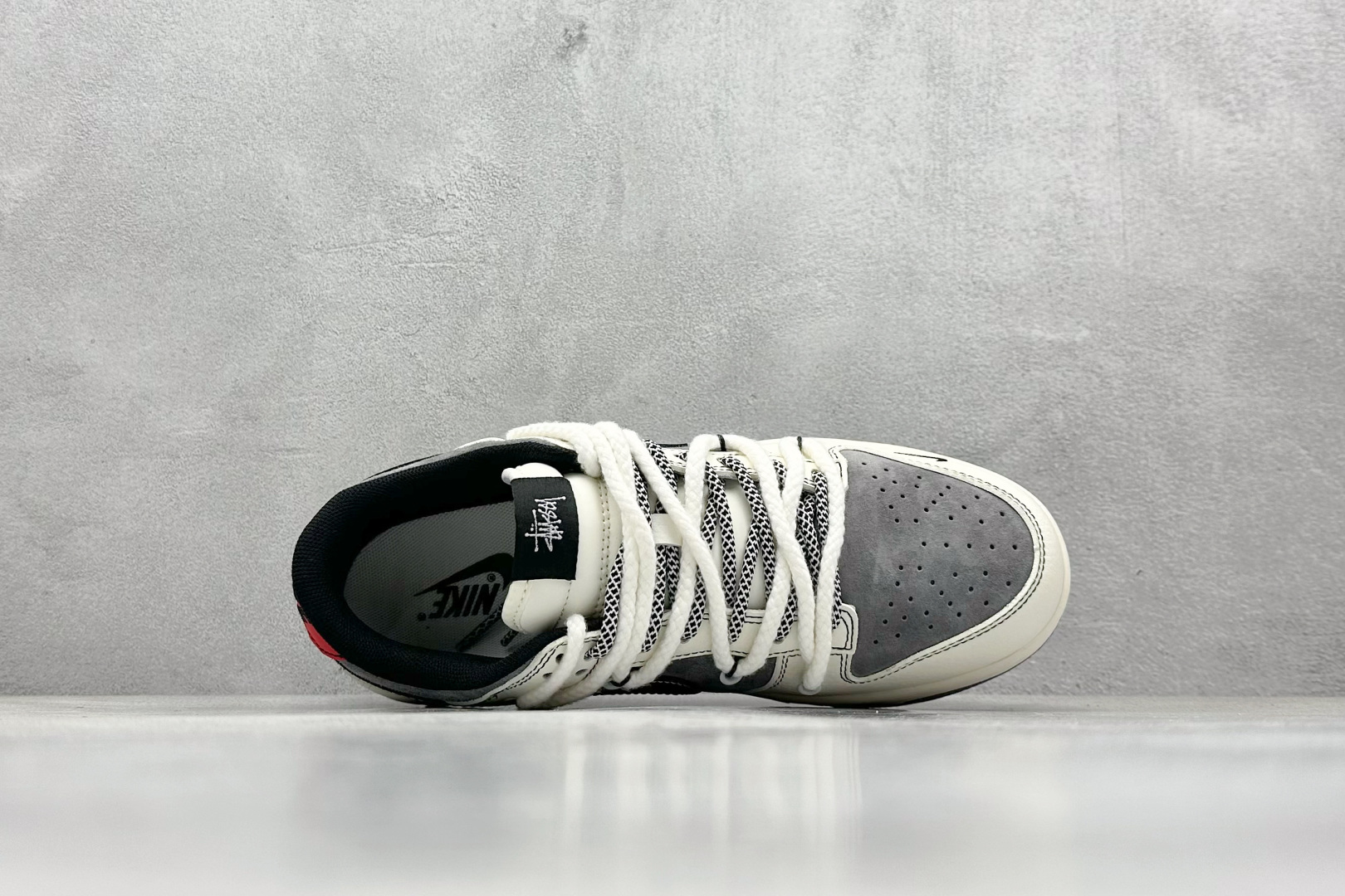 XC版 Nk SB Dunk Low 斯图西联名 米灰黑勾 低帮休闲板鞋  YX5066-208