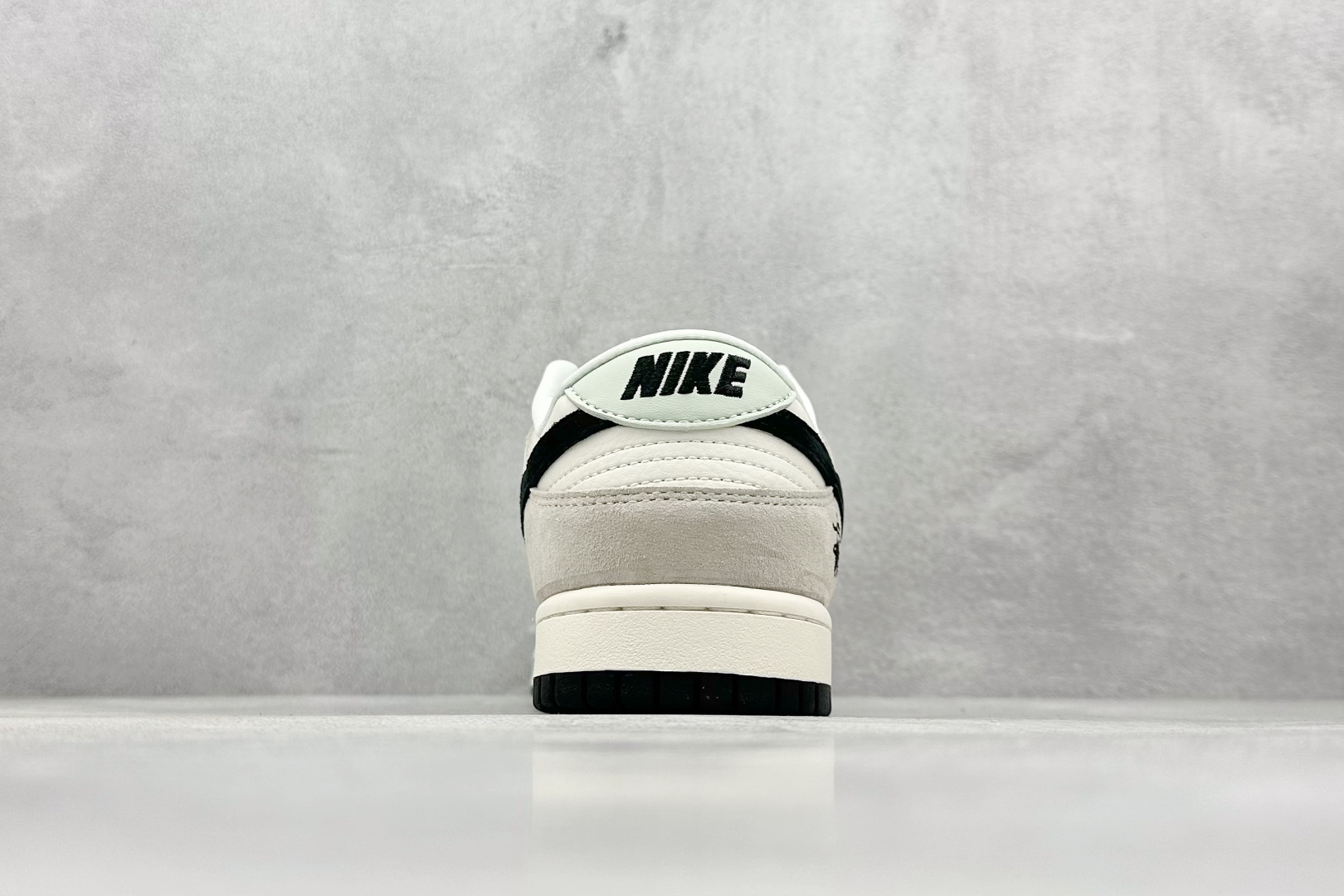 XC版 Nk SB Dunk Low 斯图西联名 绿尾小黑勾 周年高端定制 低帮休闲板鞋  XX2025-901