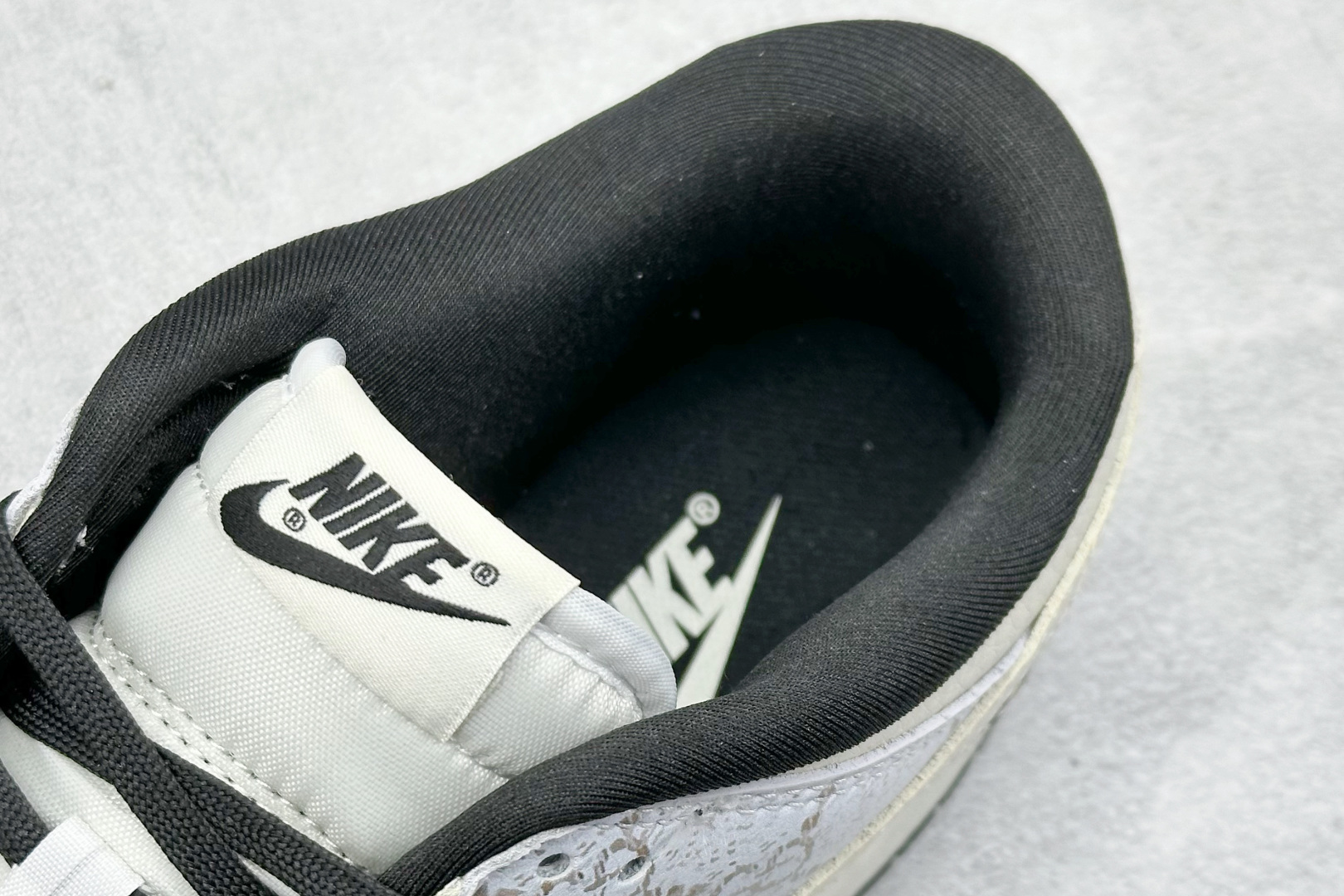 XC版 Nk SB Dunk Low 古驰联名 米奇暗纹白勾 低帮休闲板鞋  LW1818-112
