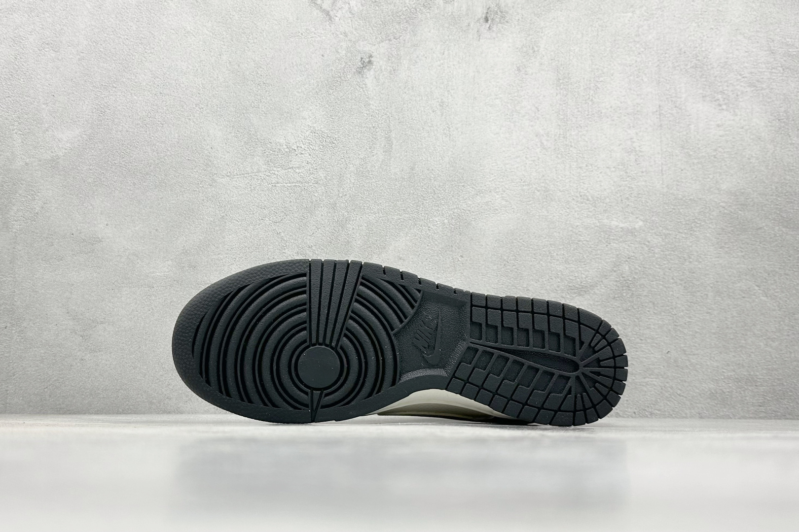 XC版 Nk SB Dunk Low 古驰联名 米奇暗纹白勾 低帮休闲板鞋  LW1818-112