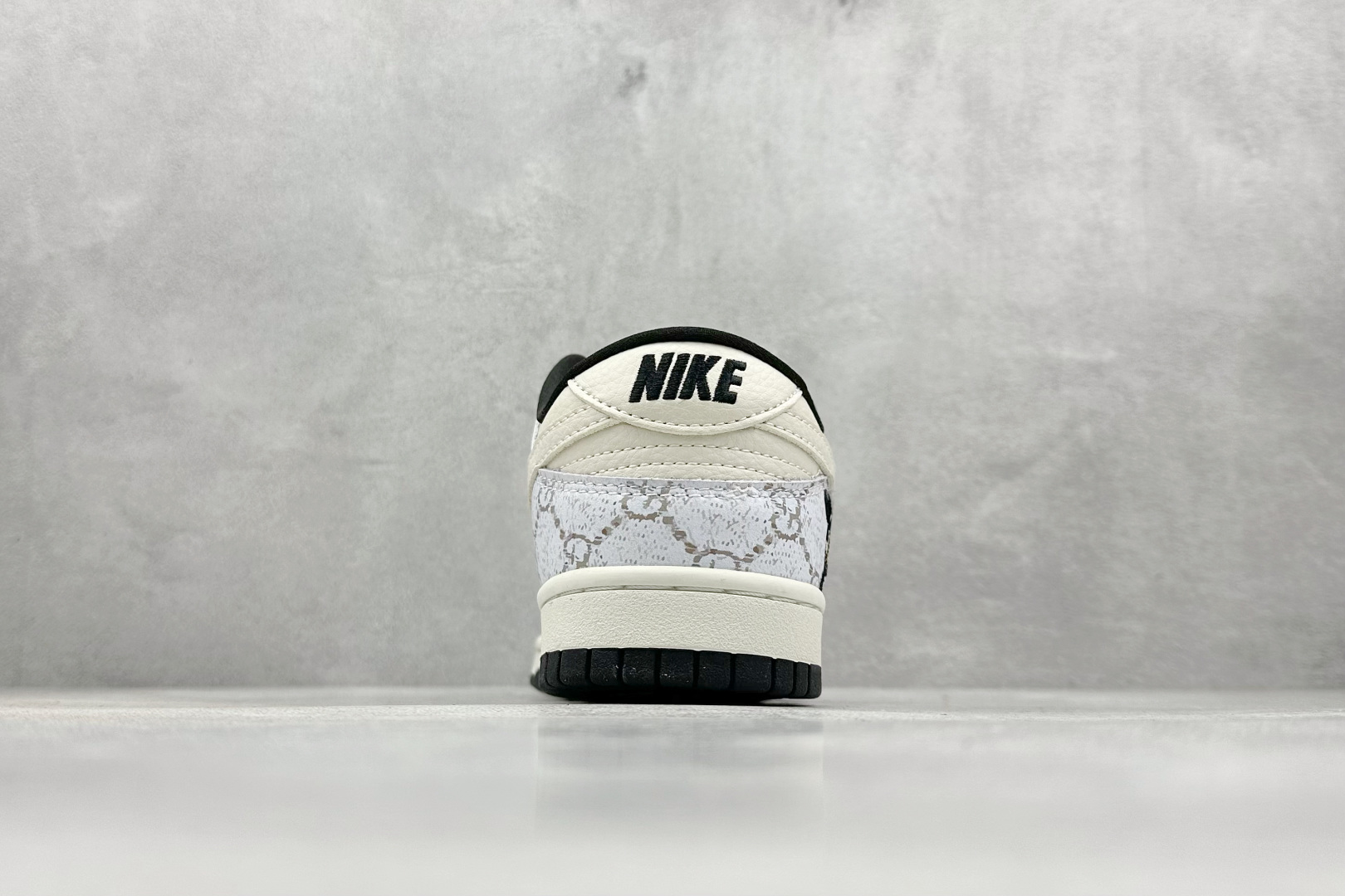 XC版 Nk SB Dunk Low 古驰联名 米奇暗纹白勾 低帮休闲板鞋  LW1818-112