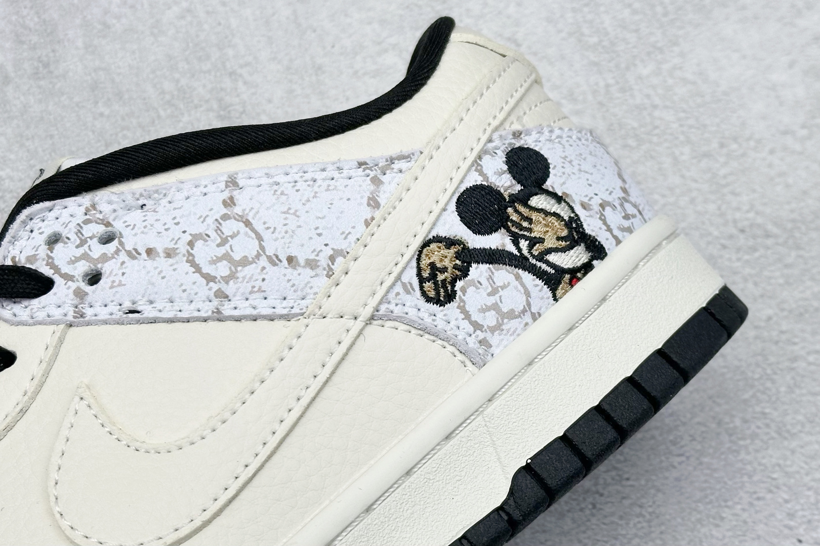 XC版 Nk SB Dunk Low 古驰联名 米奇暗纹白勾 低帮休闲板鞋  LW1818-112