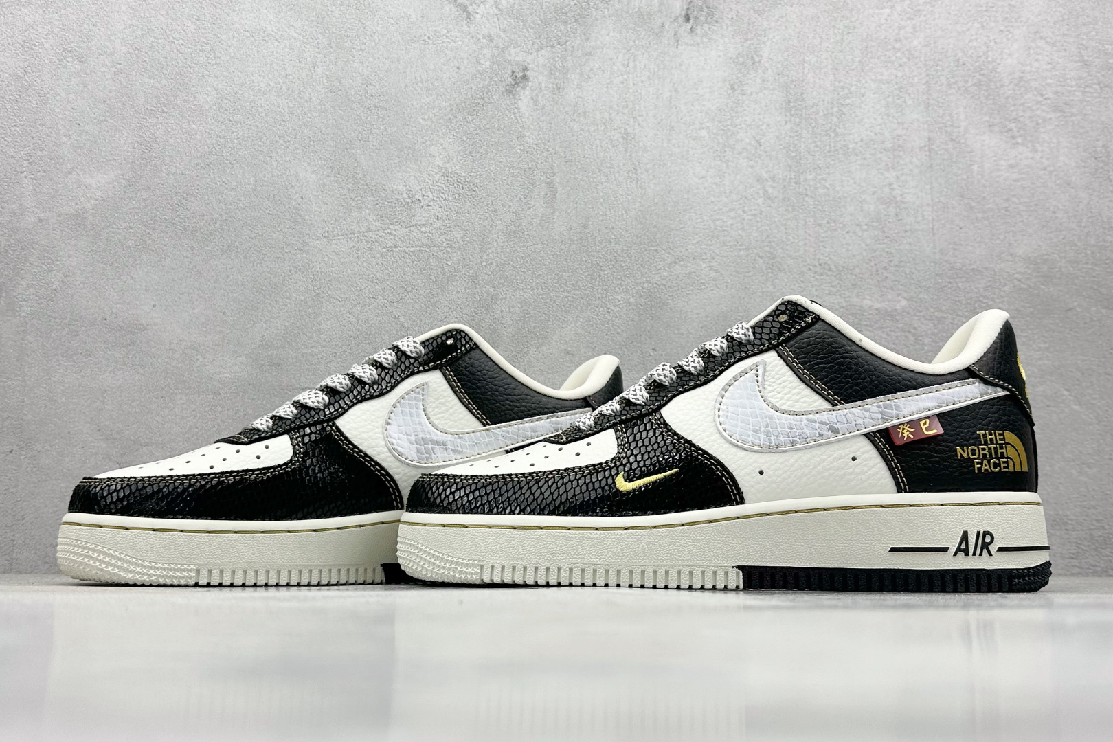 XS版 Nk Air Force 1‘07 Low 斯图西联名蛇年限定 黑白蛇双色 空军一号低帮休闲板鞋  CH6336-520