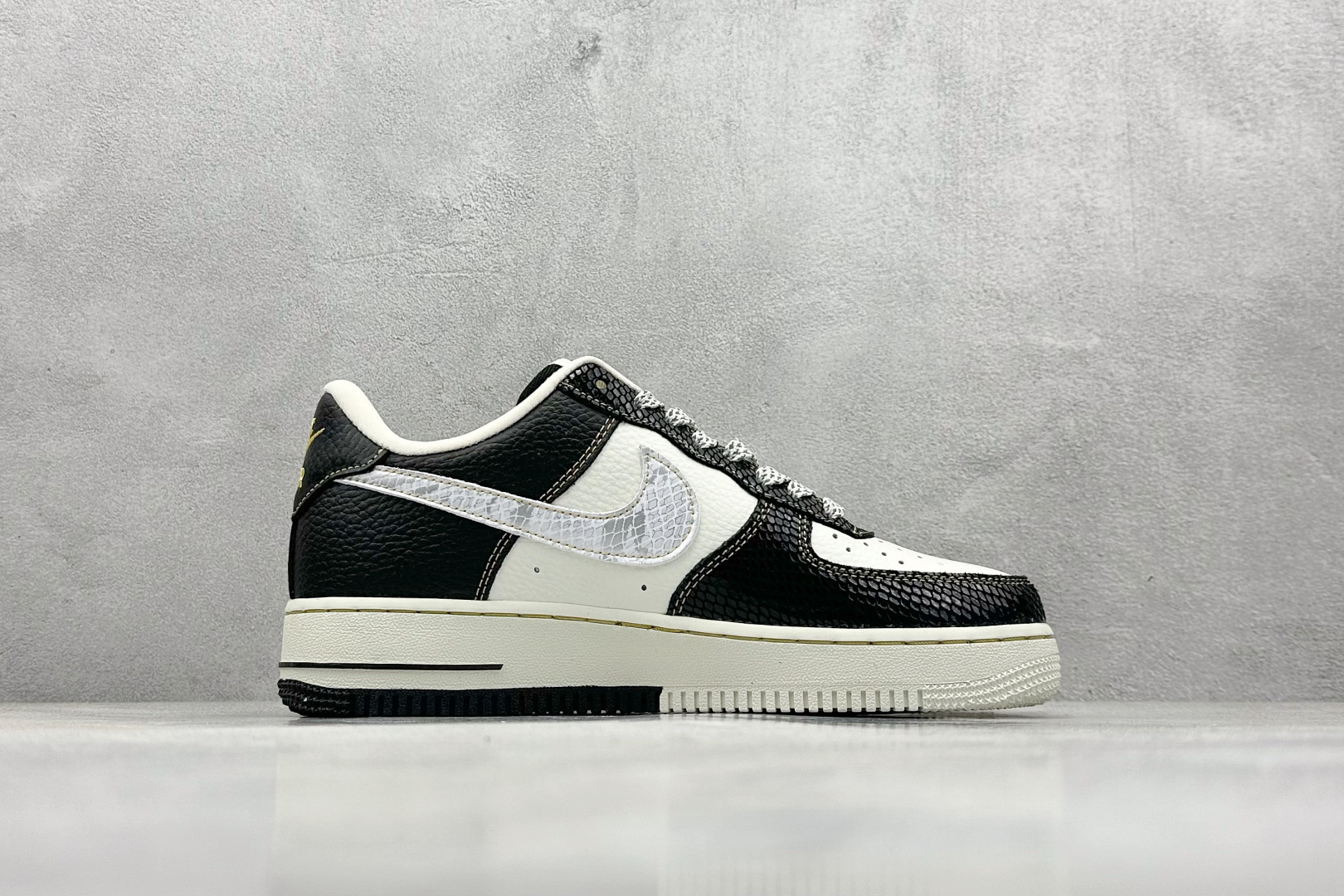 XS版 Nk Air Force 1‘07 Low 斯图西联名蛇年限定 黑白蛇双色 空军一号低帮休闲板鞋  CH6336-520