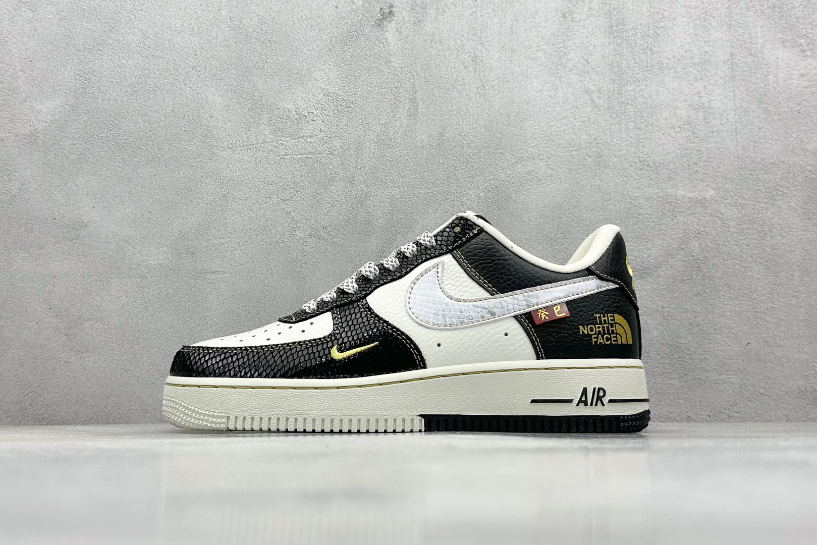 XS版 Nk Air Force 1‘07 Low 斯图西联名蛇年限定 黑白蛇双色 空军一号低帮休闲板鞋  CH6336-520
