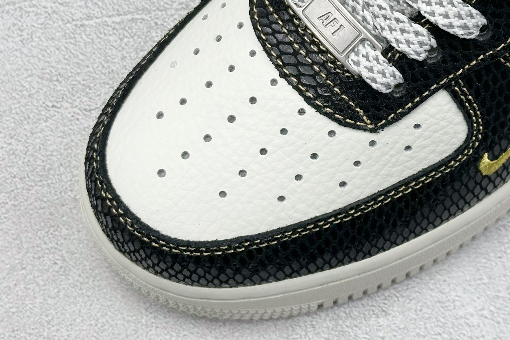 XS版 Nk Air Force 1‘07 Low 斯图西联名蛇年限定 黑白蛇双色 空军一号低帮休闲板鞋  CH6336-520
