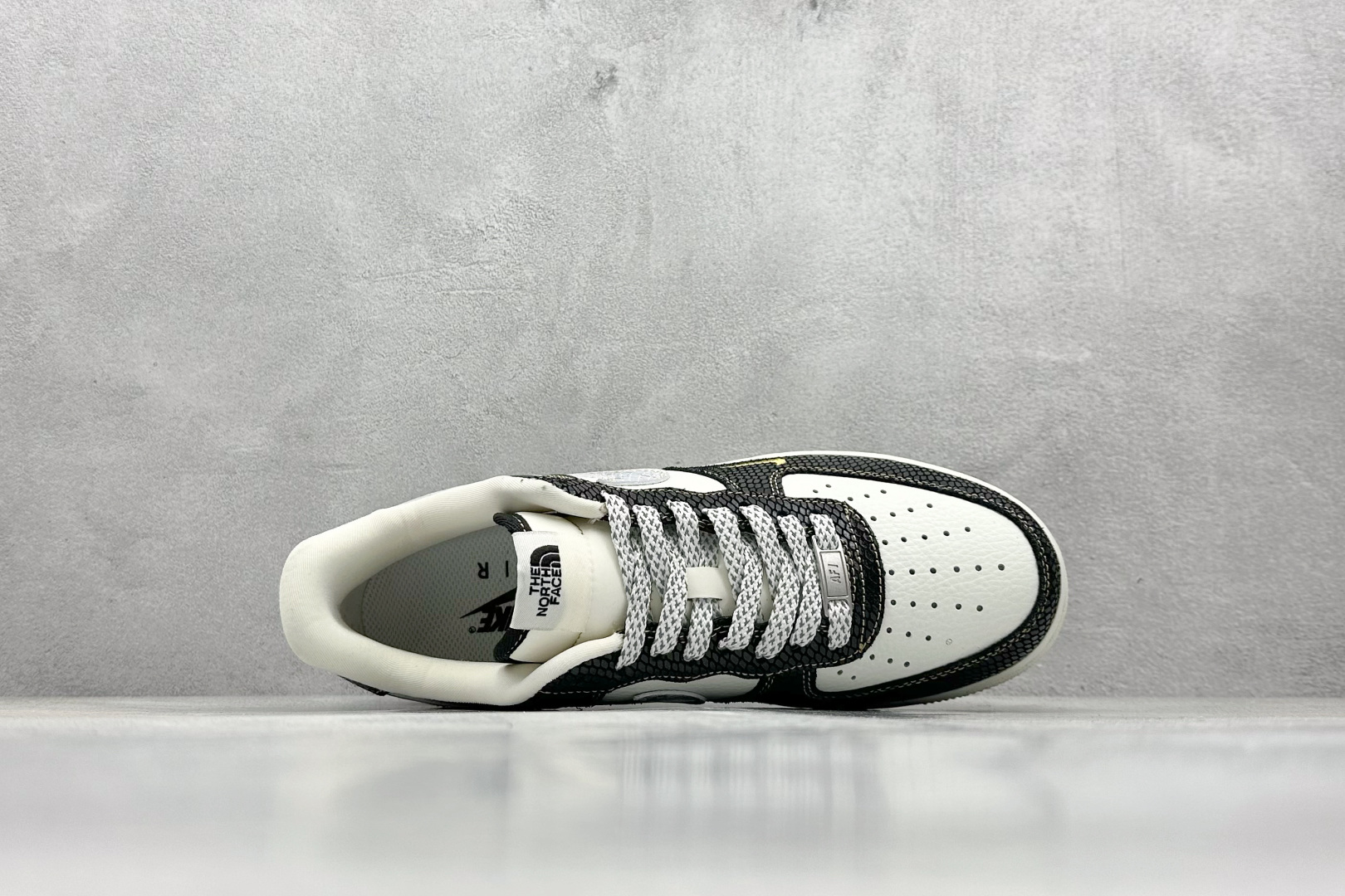 XS版 Nk Air Force 1‘07 Low 斯图西联名蛇年限定 黑白蛇双色 空军一号低帮休闲板鞋  CH6336-520