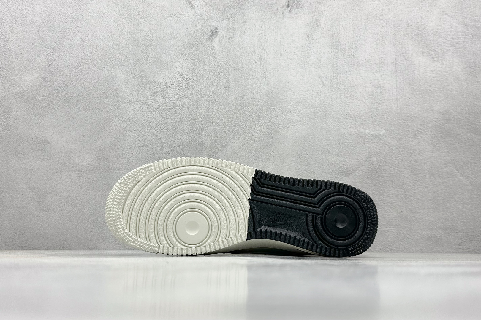 XS版 Nk Air Force 1‘07 Low 斯图西联名蛇年限定 黑白蛇双色 空军一号低帮休闲板鞋  CH6336-520