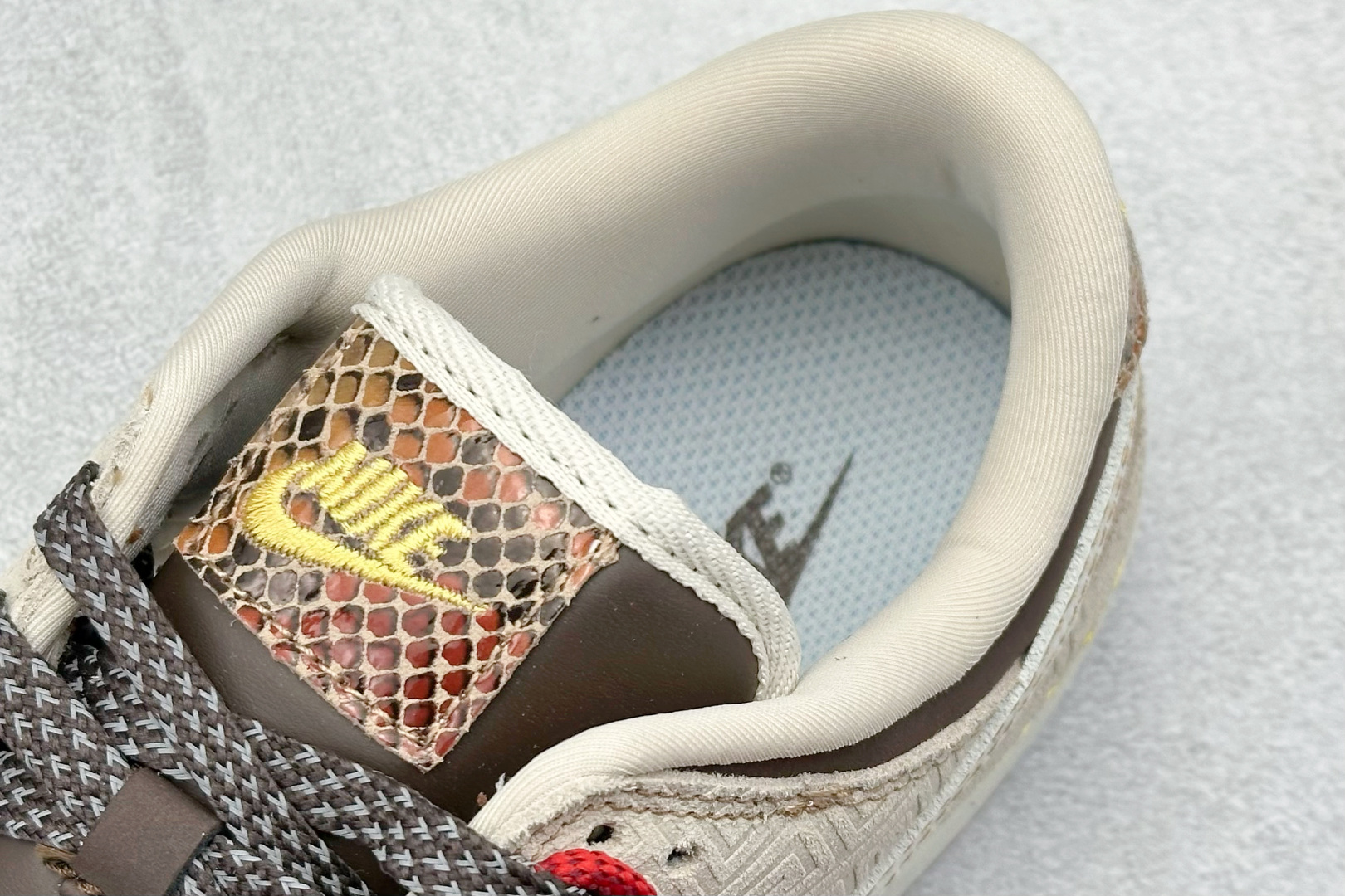 XS版 Nike SB Dunk Low 蛇年高端定制 推出GUCCI联名款 蛇皮纹路清晰 AG3702-859