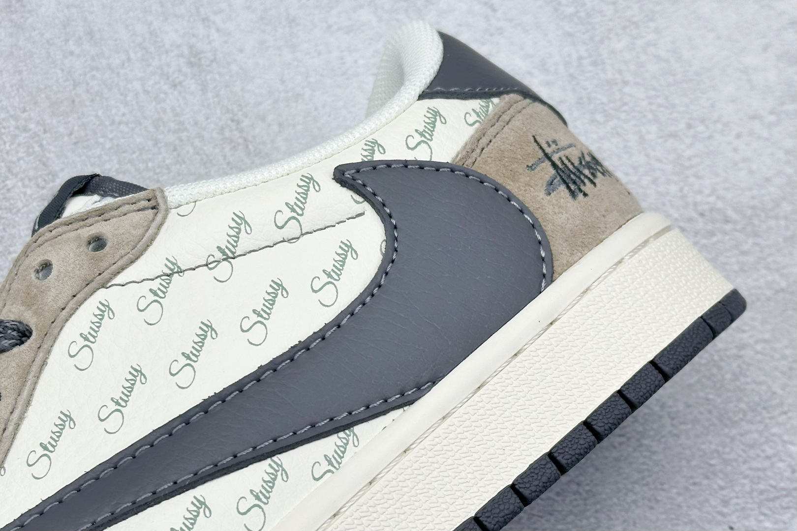 XC版 Travis Scott x Fragment Design x Air Jordan 1 Low OG SP AJ1 乔1 斯图西联名 米灰摩卡 低帮文化休闲板鞋  XZ6188-690