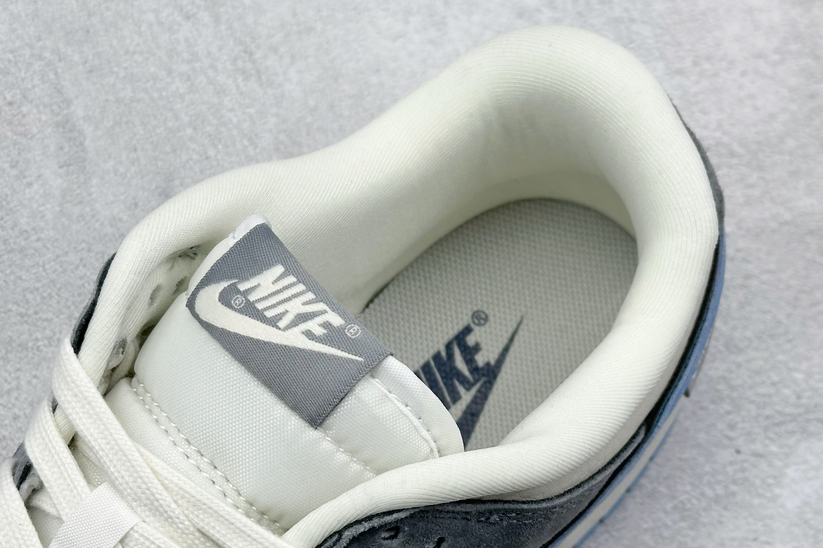 XC版 Nk SB Dunk Low 克罗心联名 灰白蓝勾 周年高端定制 低帮休闲板鞋  KK1333-027