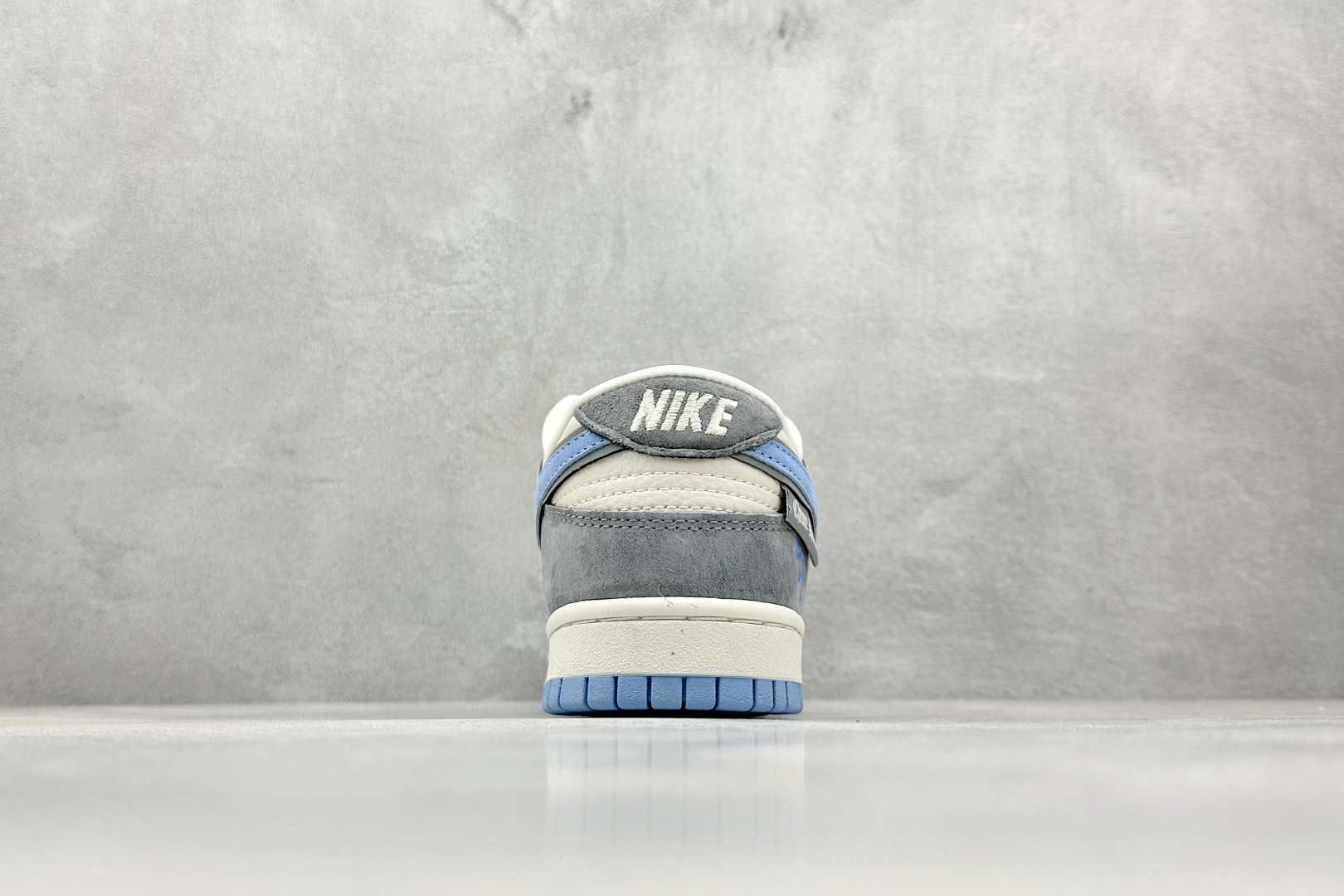 XC版 Nk SB Dunk Low 克罗心联名 灰白蓝勾 周年高端定制 低帮休闲板鞋  KK1333-027