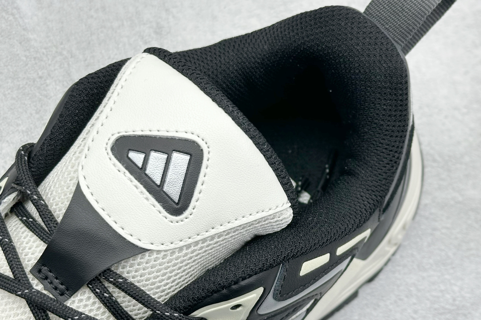 200 Adidas SHADOW FEVER 复古单品 简约舒适防滑耐磨低帮 休闲老爹鞋 承载青春情怀的板鞋 JP8415