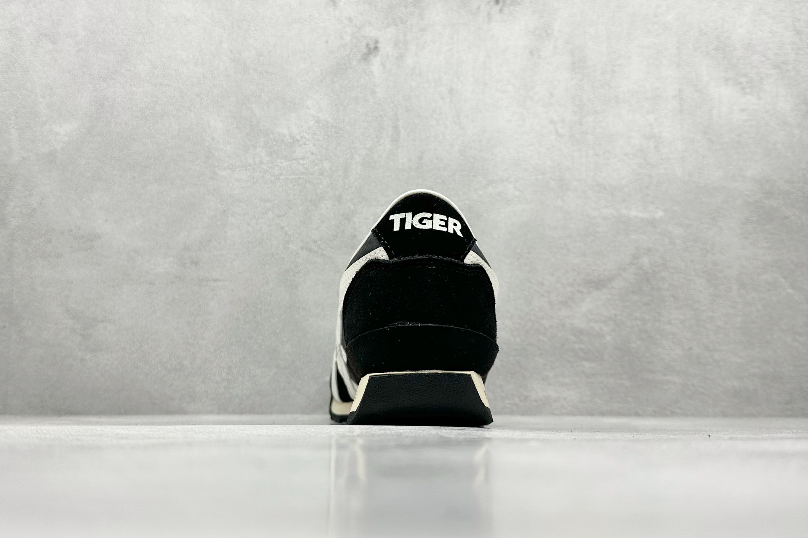 SC版 Onitsuka Tiger Ultimate 81 Nm 塞拉诺系列低帮薄底复古休闲慢跑鞋 1183B536