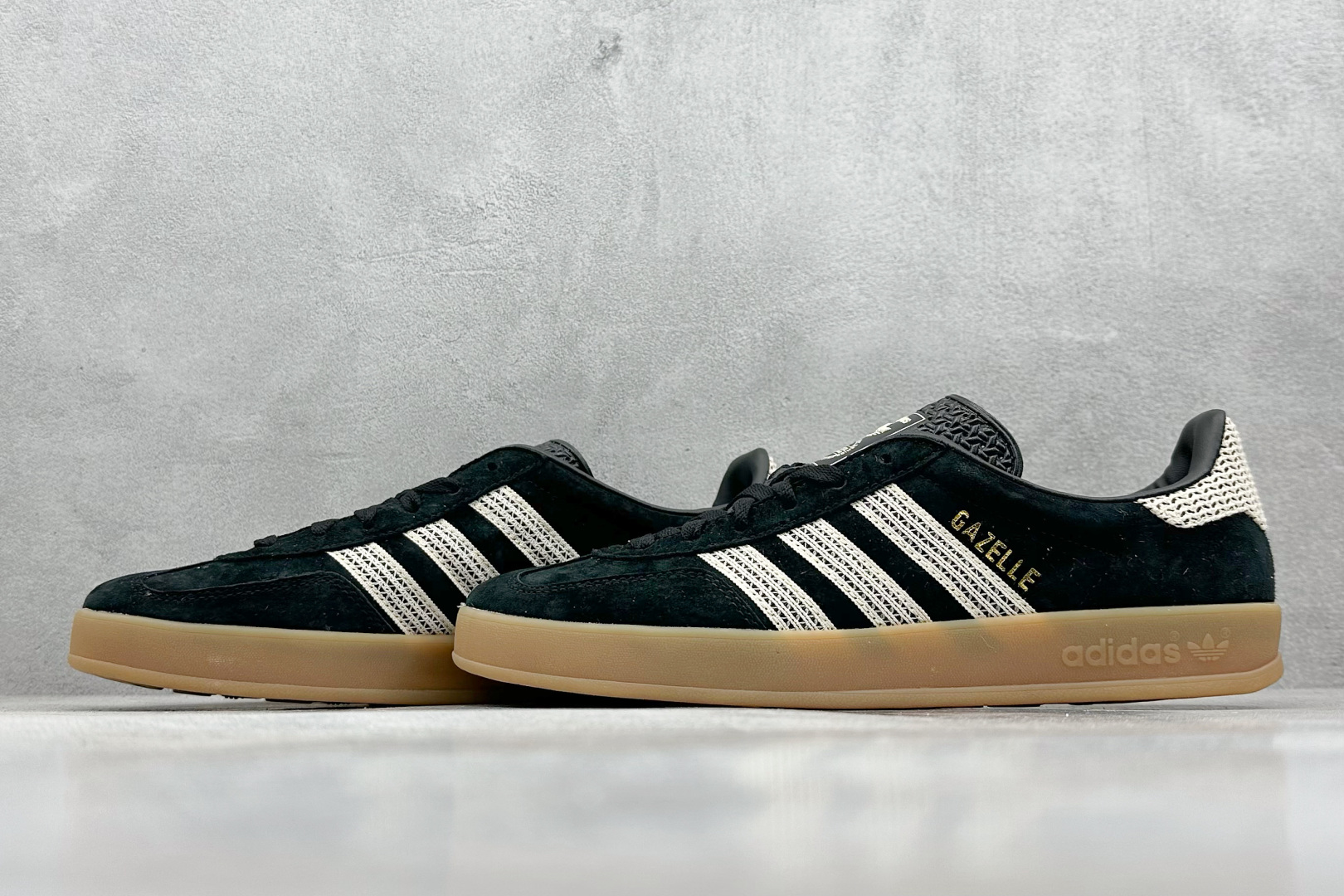 160 AD Gazelle Indoor Trainers 羚羊内训系列低帮复古百搭休闲运动德训风板鞋 JI2755