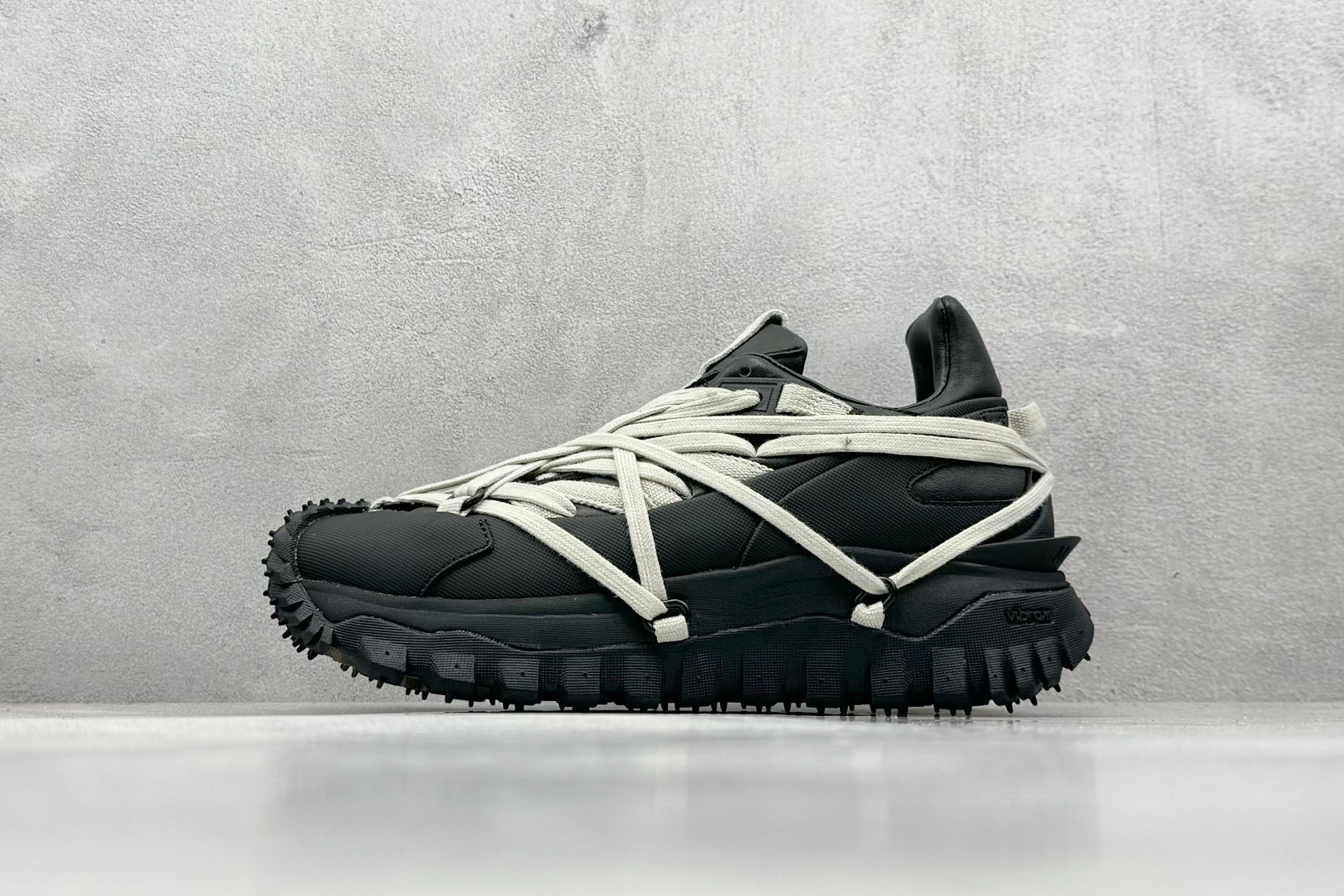 NO:272898,Terminal store OK Moncler Trailgrip GTX tear-resistant material mountain outdoor shoes #Shoe body is made of Cordura tear-resistant nylon/Gore-Tex waterproof material The midsole is built-in full palm carbon plate, support performance is full 3M reflective belt on the side #The outsole adopts RB MD carbon plate TPU five-layer separation combination The sole is equipped with Vibram outsole to provide super grip and anti-slip performance Original large box packaging Get a pair of Moncler badge anti-layer bag Size 36 36.5 37.5 38 38.5 39 40 40.5 41 42 42.5 43 44 44.5 45 46 Code 62,,Moncler,Moncler19860909终端放店 OK Moncler 盟可睐/蒙口 Trailgrip GTX 抗撕裂材质山地户外鞋 #鞋身采用Cordura防撕裂尼龙/Gore-Tex防水材质 中底内置全掌碳板 支撑性能拉满 侧边3M反光带 #大底采用RB MD 碳板 TPU 五层分离组合 鞋底搭载Vibram外底提供超强的抓地力和防滑性能 原装大盒包装 内赠Moncler徽章防层袋一副 尺码36 36.5 37.5 38 38.5 39 40 40.5 41 42 42.5 43 44 44.5 45 46 编码62,,Moncler,Moncler,Men's shoes