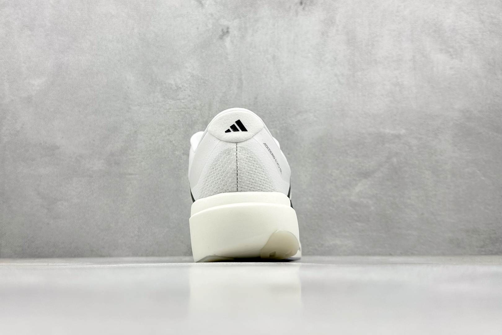 终端放店
PK版 Adidas Adizero Evo SL
阿迪超轻透气缓震跑鞋
整体外观造型与a