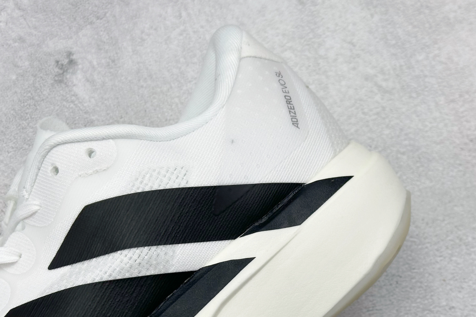 终端放店
PK版 Adidas Adizero Evo SL
阿迪超轻透气缓震跑鞋
整体外观造型与a