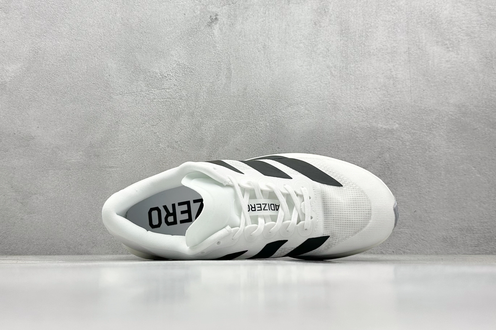终端放店
PK版 Adidas Adizero Evo SL
阿迪超轻透气缓震跑鞋
整体外观造型与a