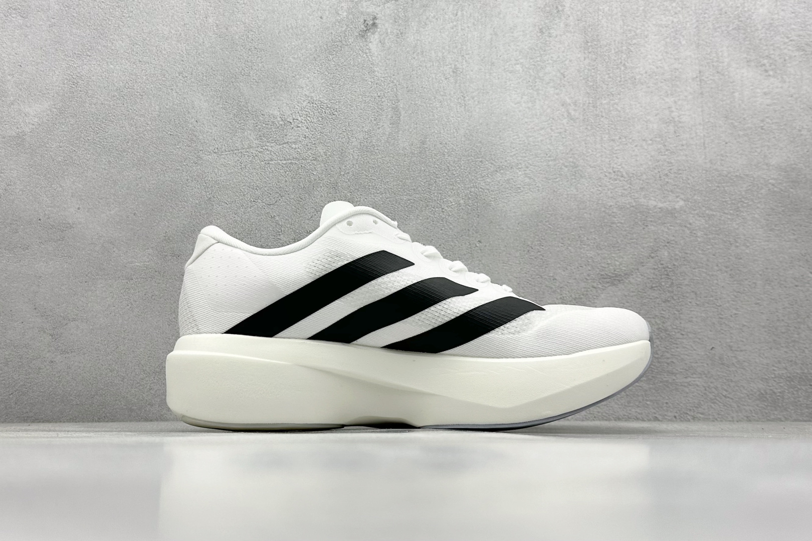 终端放店
PK版 Adidas Adizero Evo SL
阿迪超轻透气缓震跑鞋
整体外观造型与a