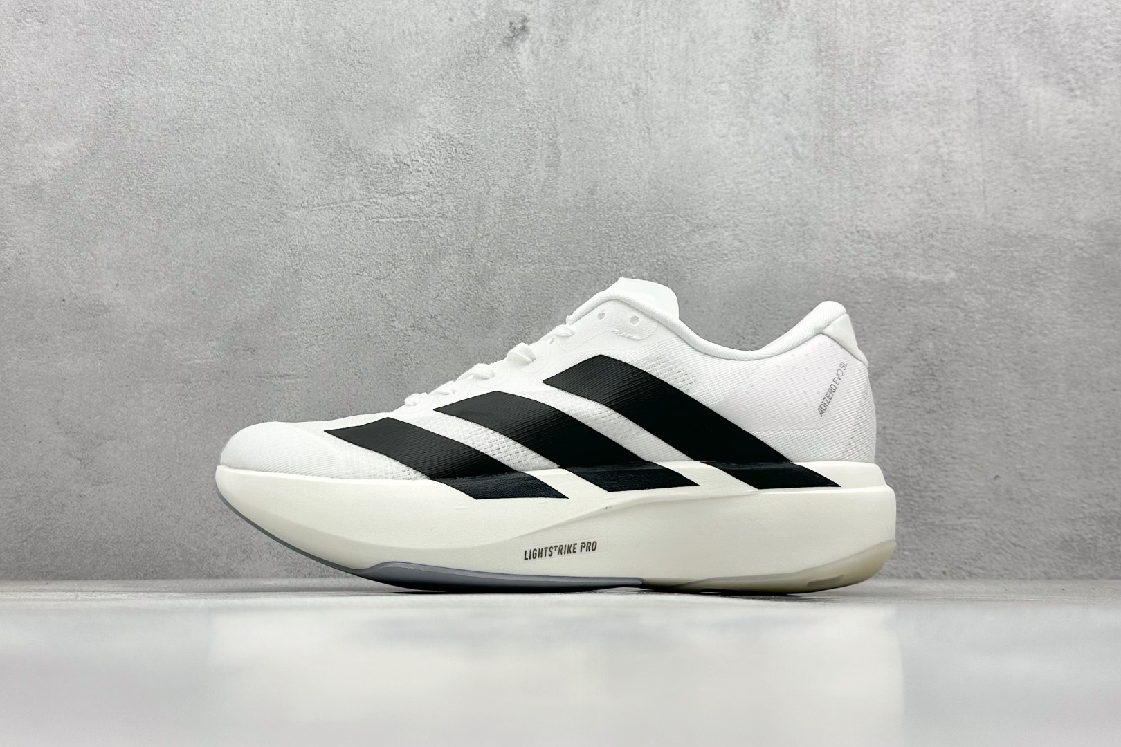 终端放店
PK版 Adidas Adizero Evo SL
阿迪超轻透气缓震跑鞋
整体外观造型与a