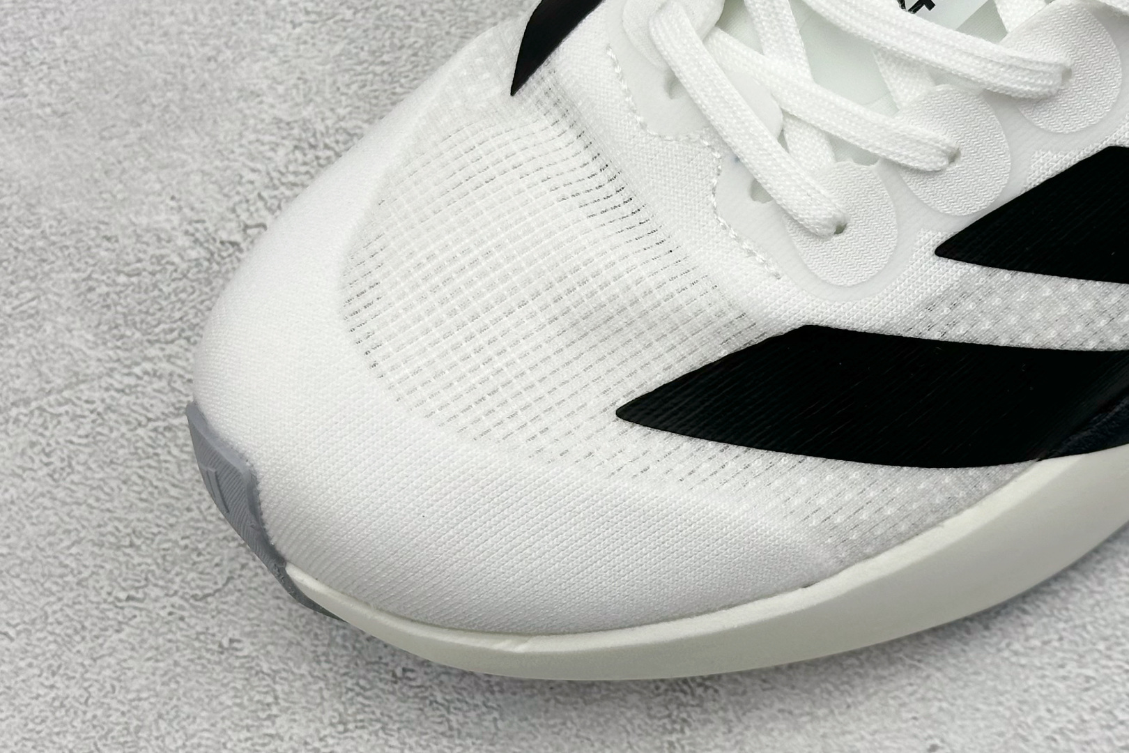终端放店
PK版 Adidas Adizero Evo SL
阿迪超轻透气缓震跑鞋
整体外观造型与a