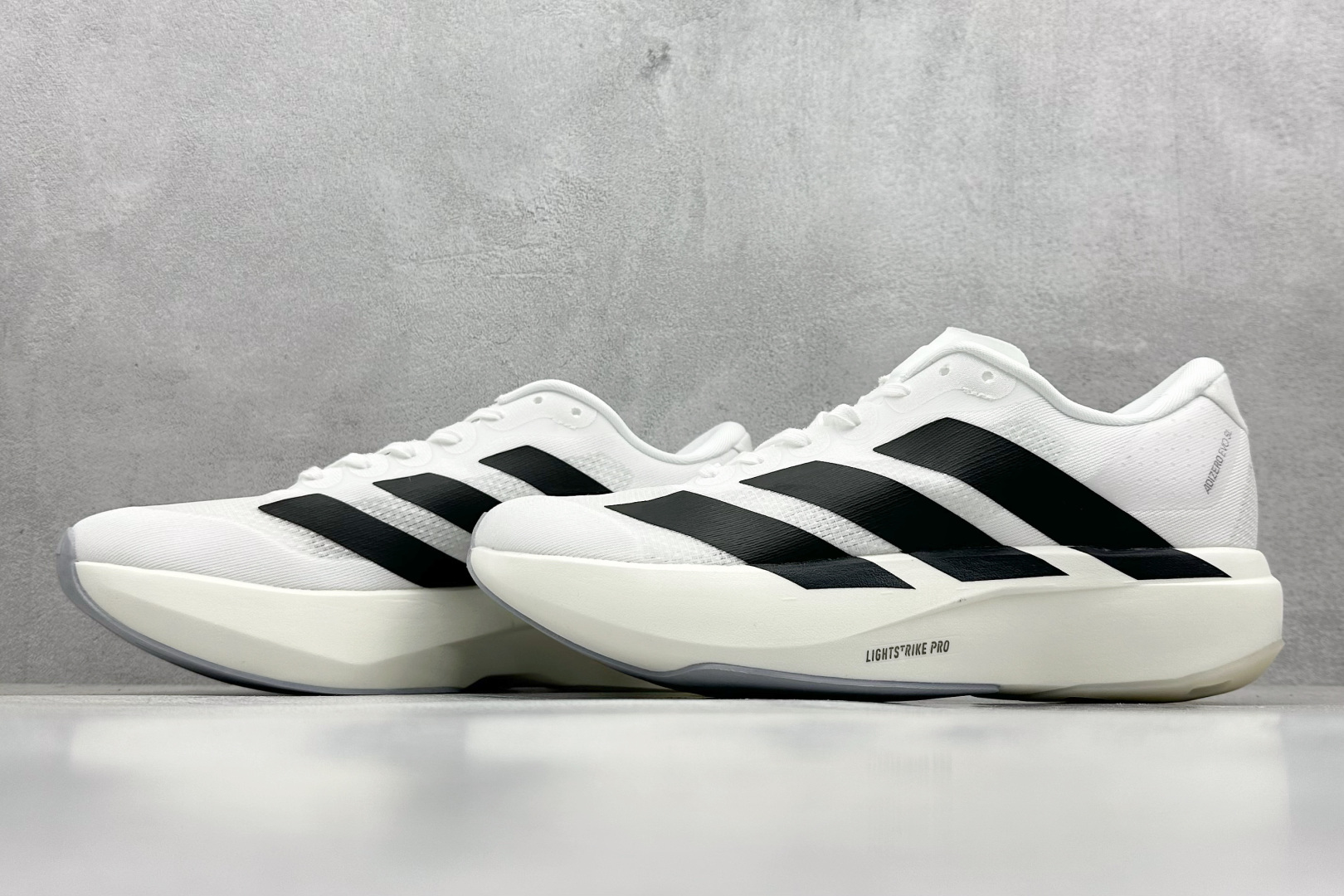 终端放店
PK版 Adidas Adizero Evo SL
阿迪超轻透气缓震跑鞋
整体外观造型与a