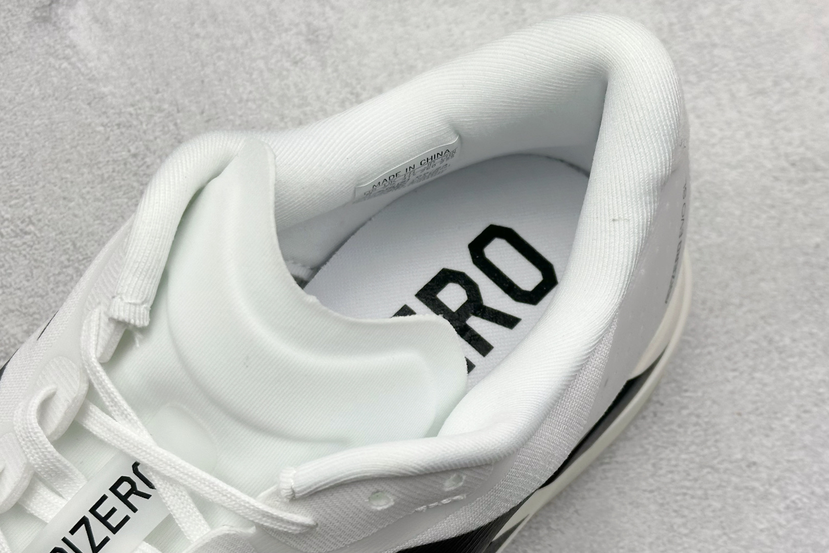 终端放店
PK版 Adidas Adizero Evo SL
阿迪超轻透气缓震跑鞋
整体外观造型与a