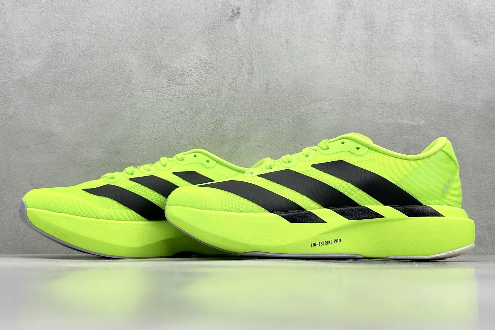 RS版 Adidas Adizero Evo SL阿迪超轻透气缓震跑鞋整体外观造型与adiZero Ad