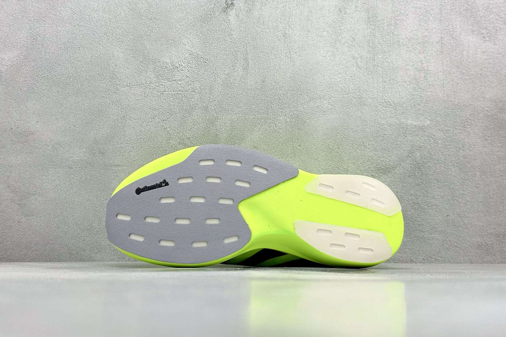 RS版 Adidas Adizero Evo SL阿迪超轻透气缓震跑鞋整体外观造型与adiZero Ad