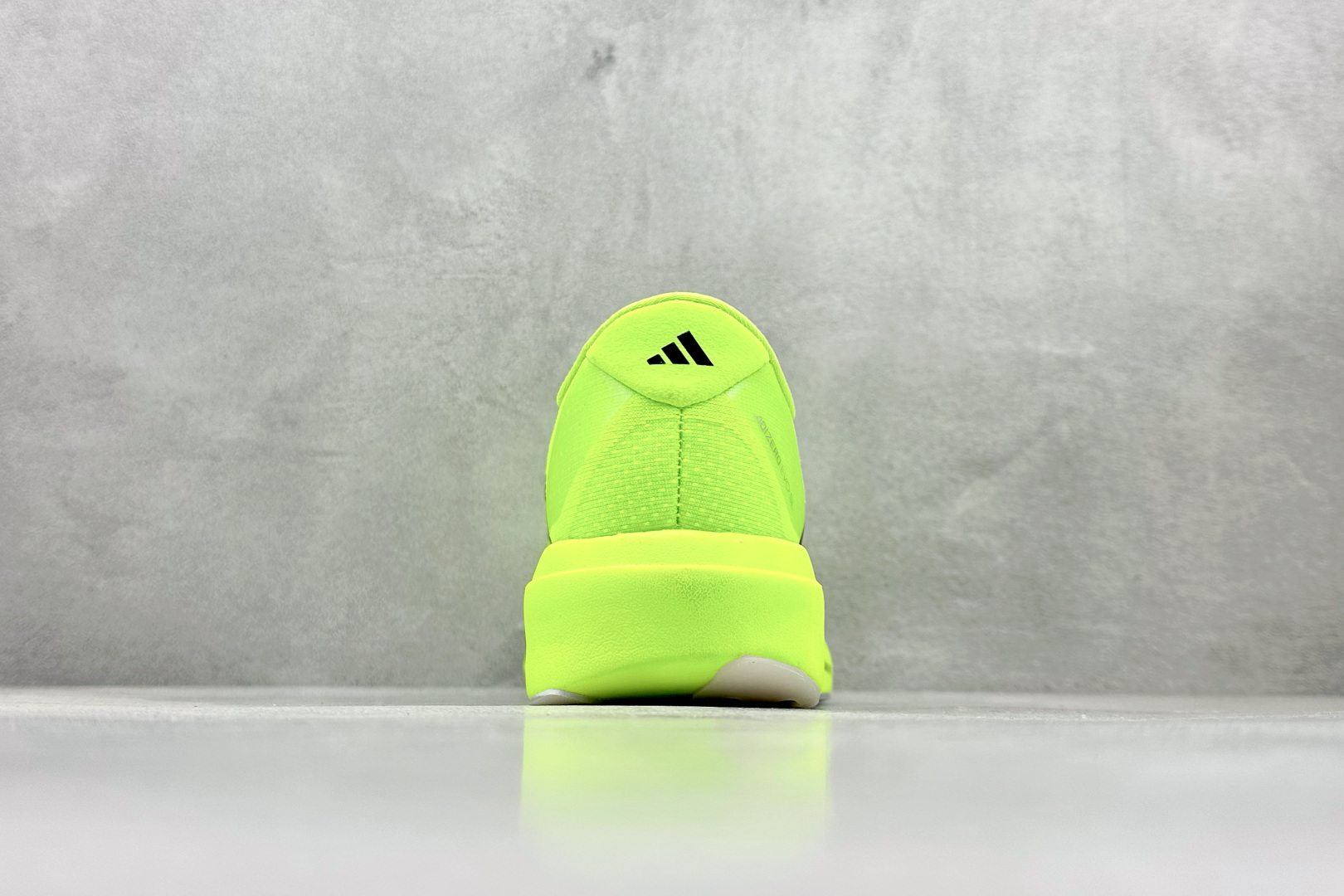 RS版 Adidas Adizero Evo SL阿迪超轻透气缓震跑鞋整体外观造型与adiZero Ad