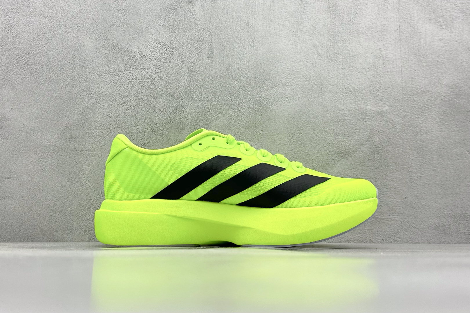 RS版 Adidas Adizero Evo SL阿迪超轻透气缓震跑鞋整体外观造型与adiZero Ad